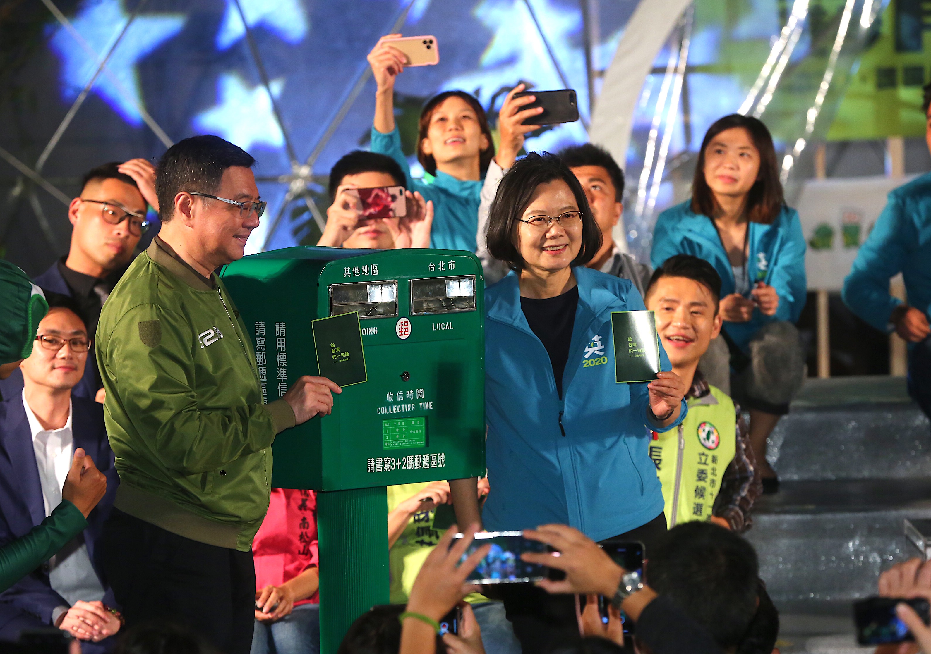 蔡英文出席民進黨青年競總開幕活動，投入她給台灣的一封信。