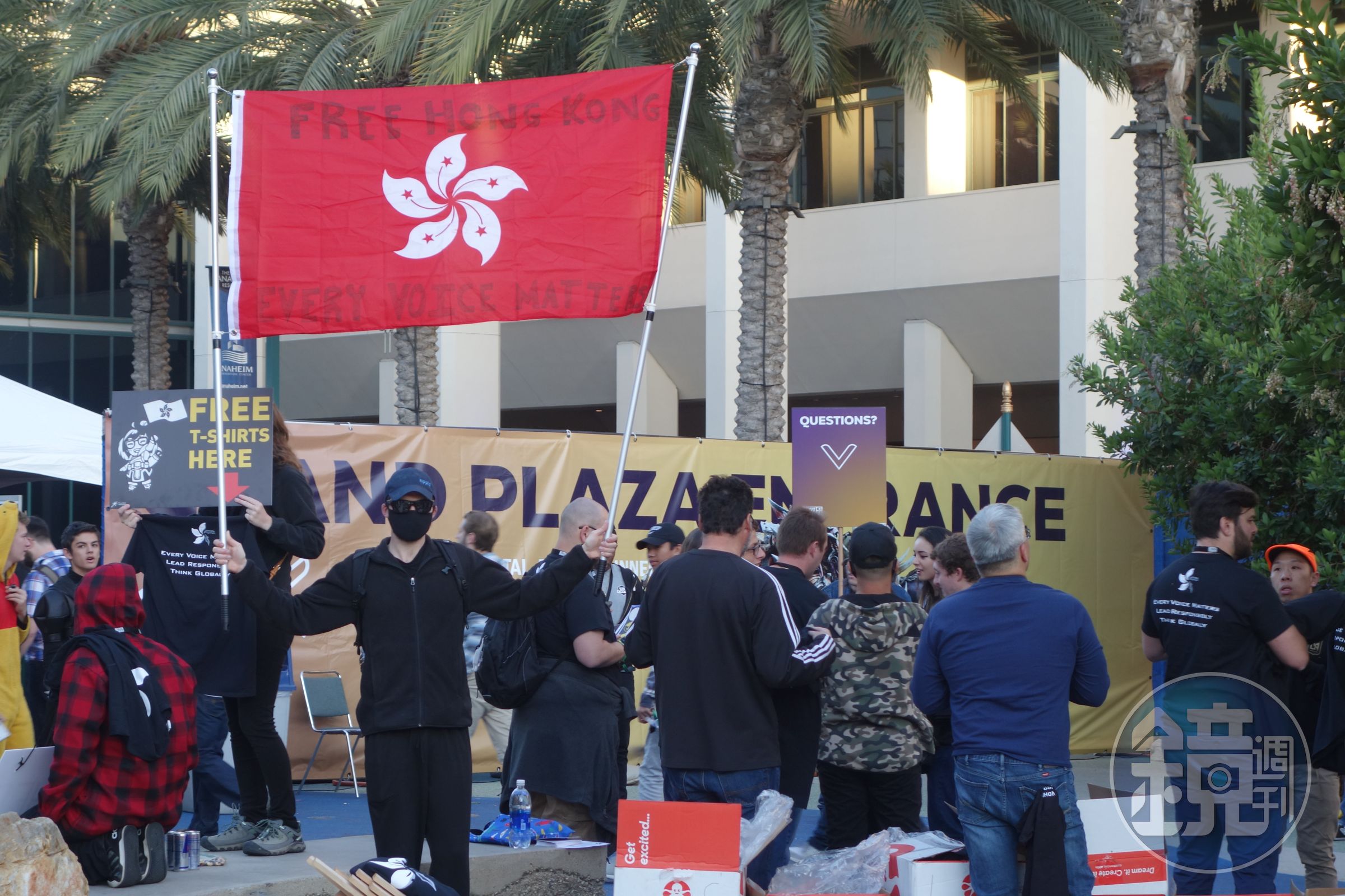 不少人在BlizzCon會場外伸援香港。