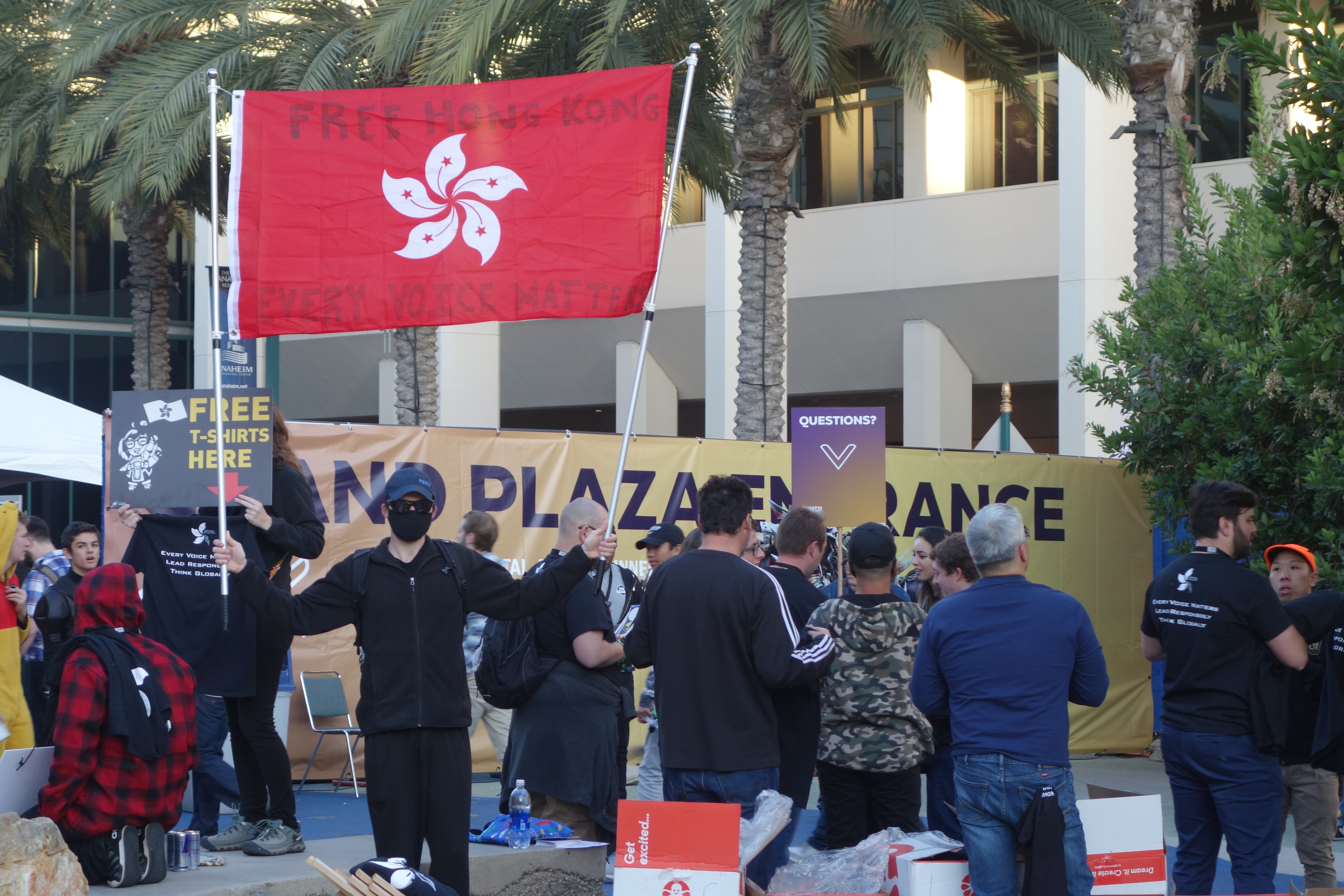 不少人在BlizzCon會場外伸援香港。