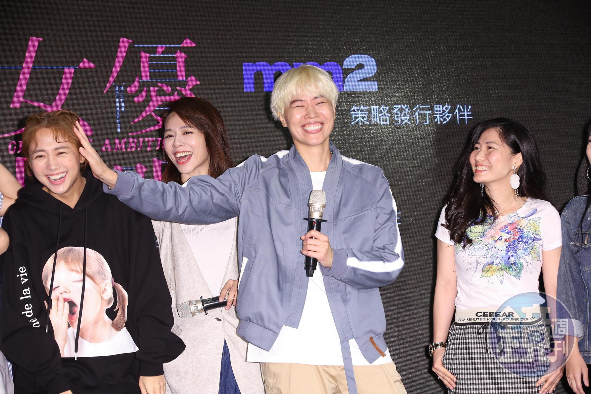 導演周美豫（中）提到鬼鬼（左一）運動細胞好，要演出被揍的時候，偏偏看起來怎麼都不像。 