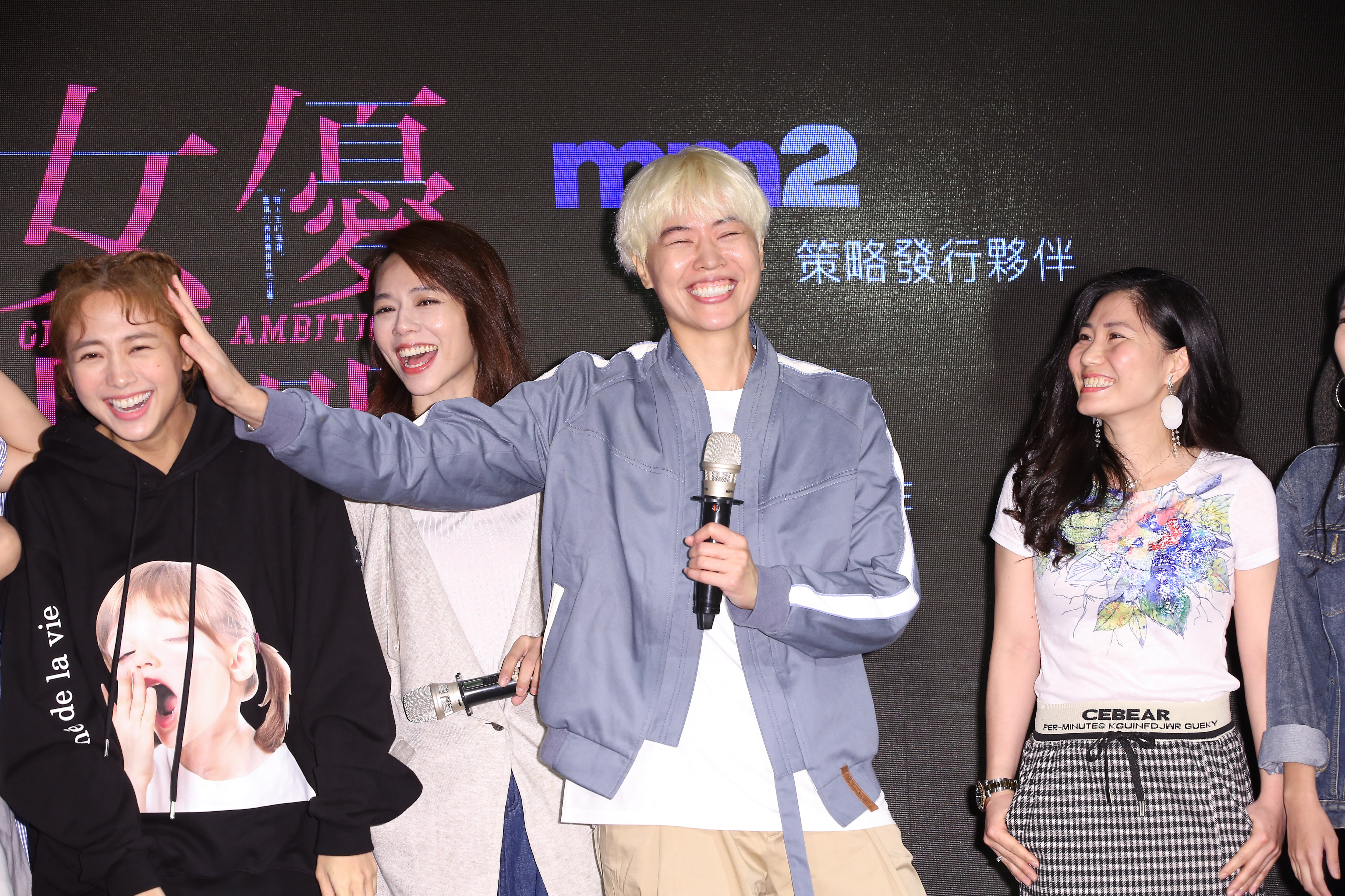 導演周美豫（中）提到鬼鬼（左一）運動細胞好，要演出被揍的時候，偏偏看起來怎麼都不像。 