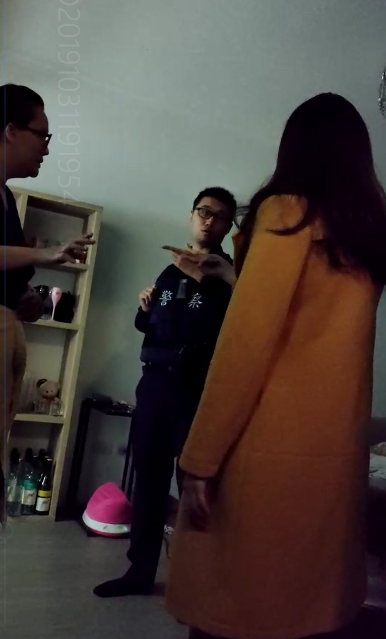 胡女向房東嗆聲，除非撤告否則不搬走。（讀者提供）