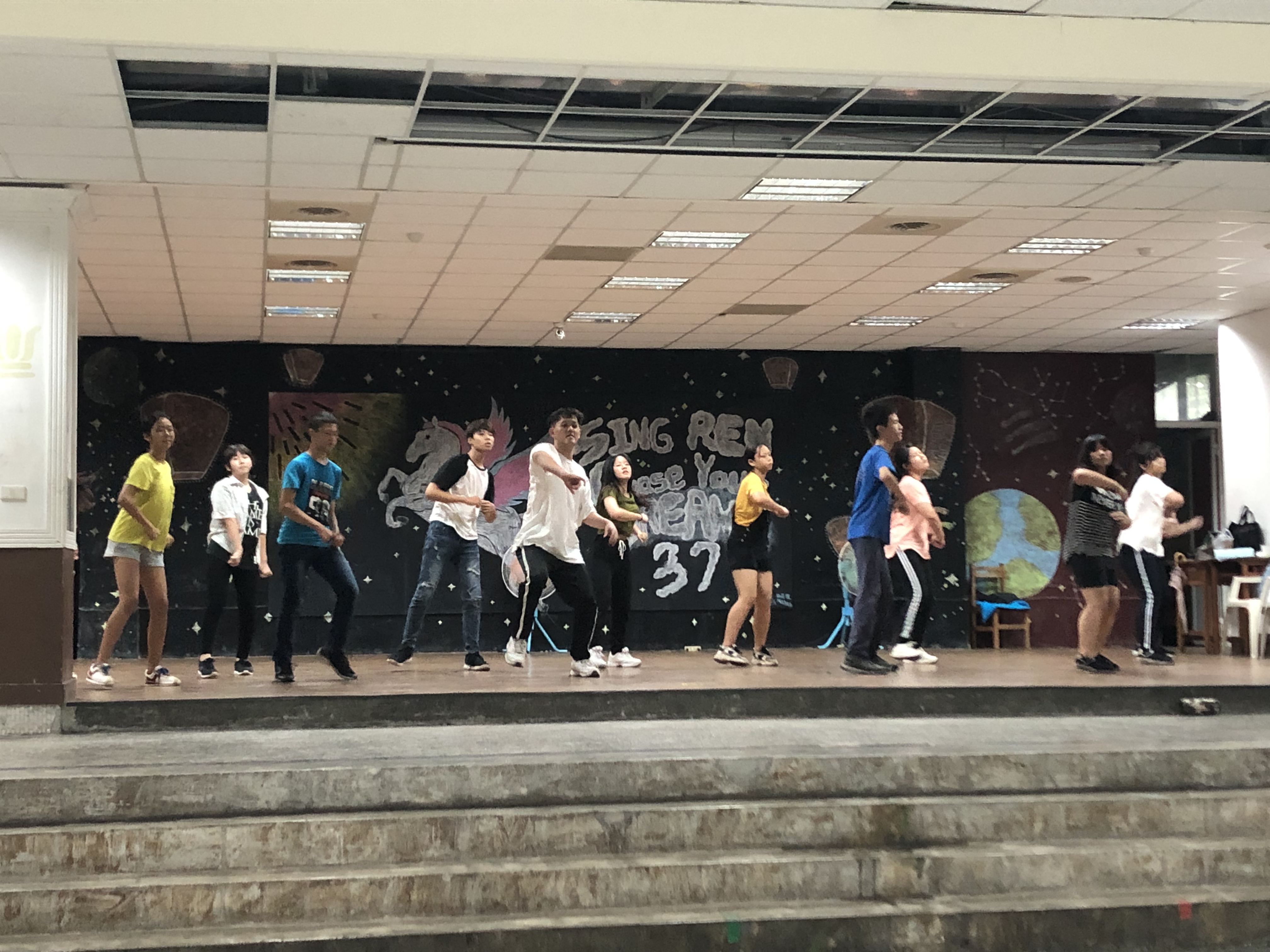 本劇由愛慕劇團和草衙興仁國中老師帶領學生將社區的歷史與故事編寫成劇本。