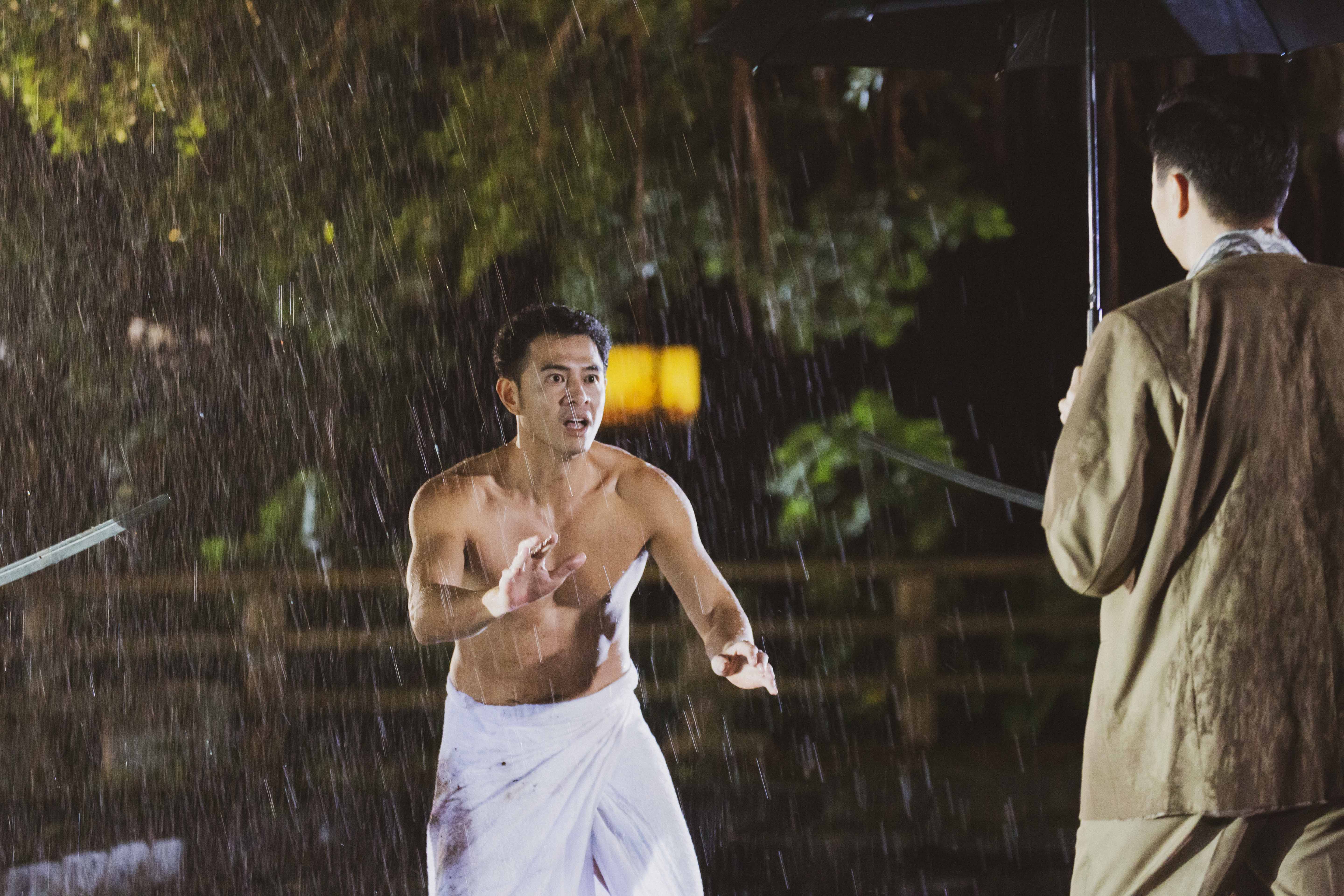 《苦力》其中一場戲，黃玉榮下身只披一條浴巾在大雨中遇吳鈴山尋仇，著急求饒模樣狼狽。（公視提供）