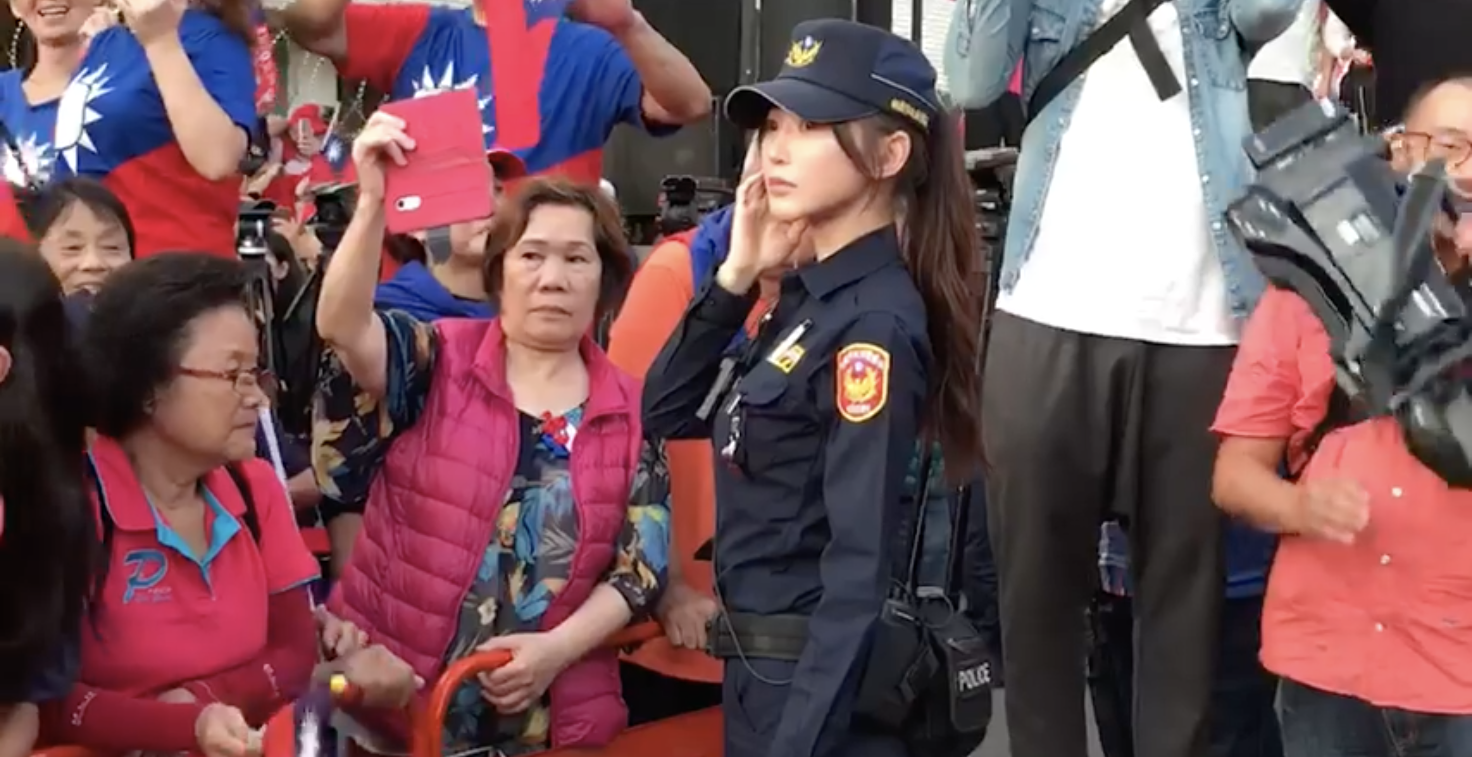 林筱綺在執勤中意外被捕捉，被許多網友認為她相當漂亮。（翻攝臉書）