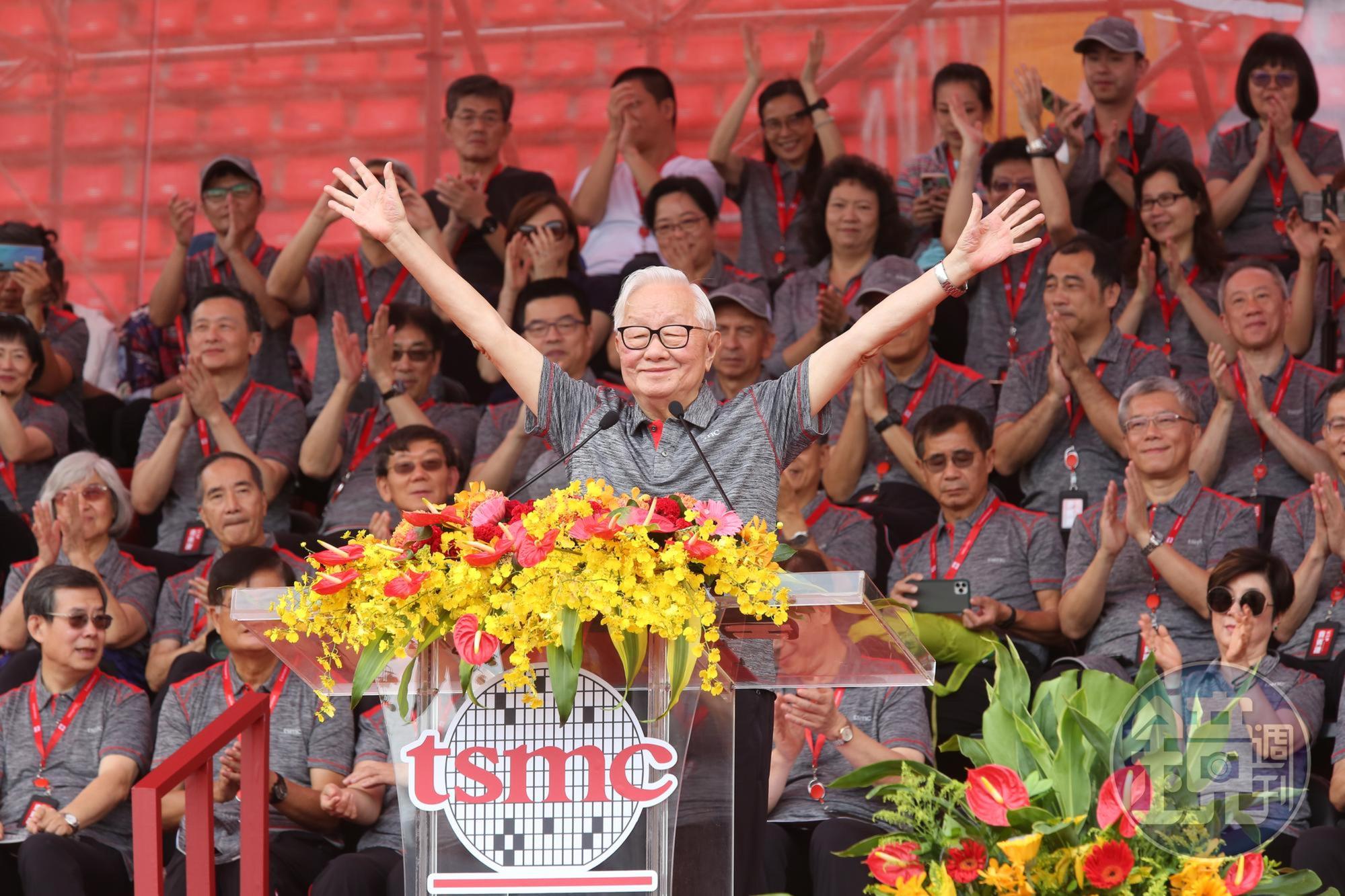 台積電董事長劉德音依照往例,在運動會時宣布發放1萬2千元的小禮物,張忠謀隨後表示明年要加碼。
