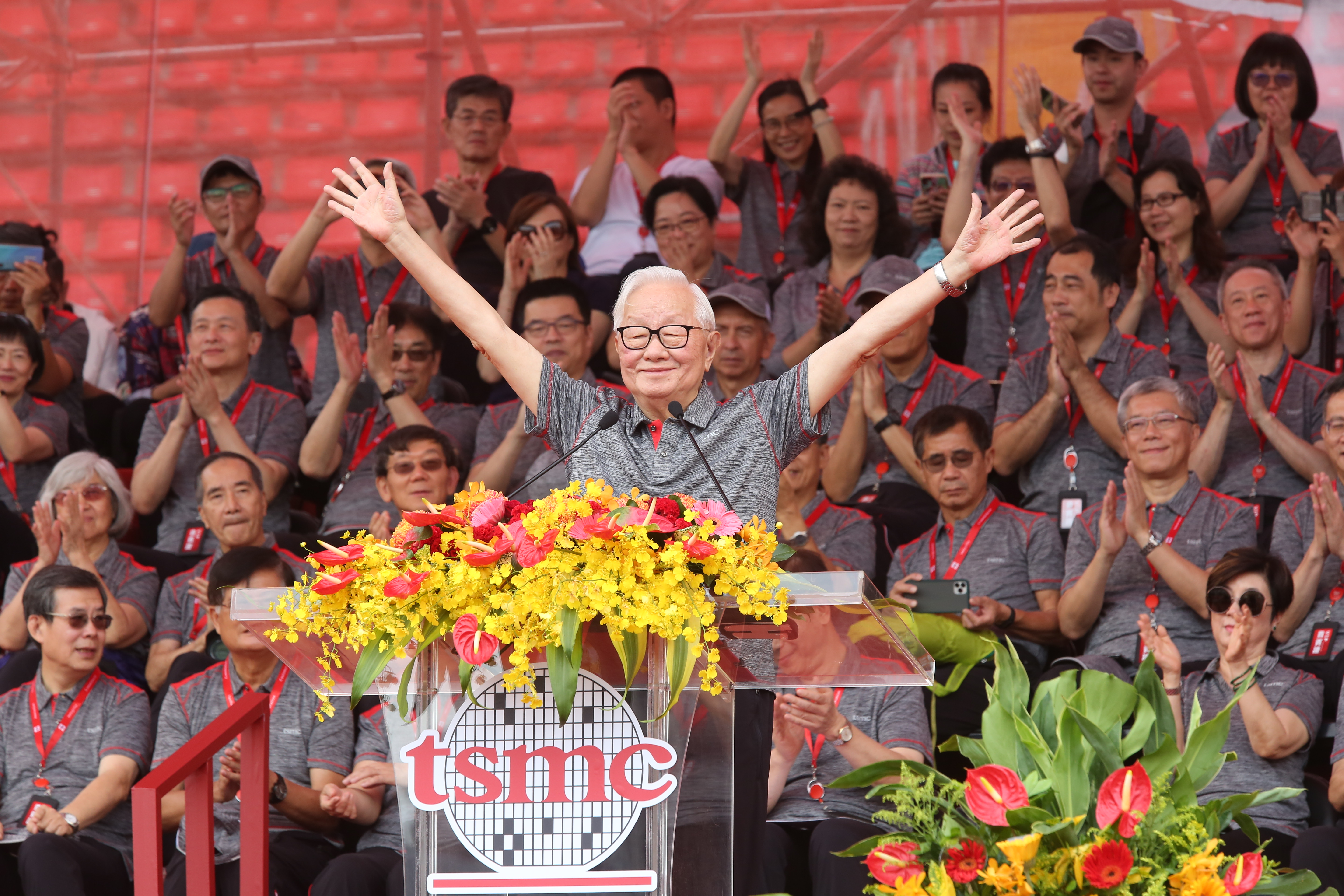 台積電董事長劉德音依照往例，在運動會時宣布發放1萬2千元的小禮物，張忠謀隨後表示明年要加碼。