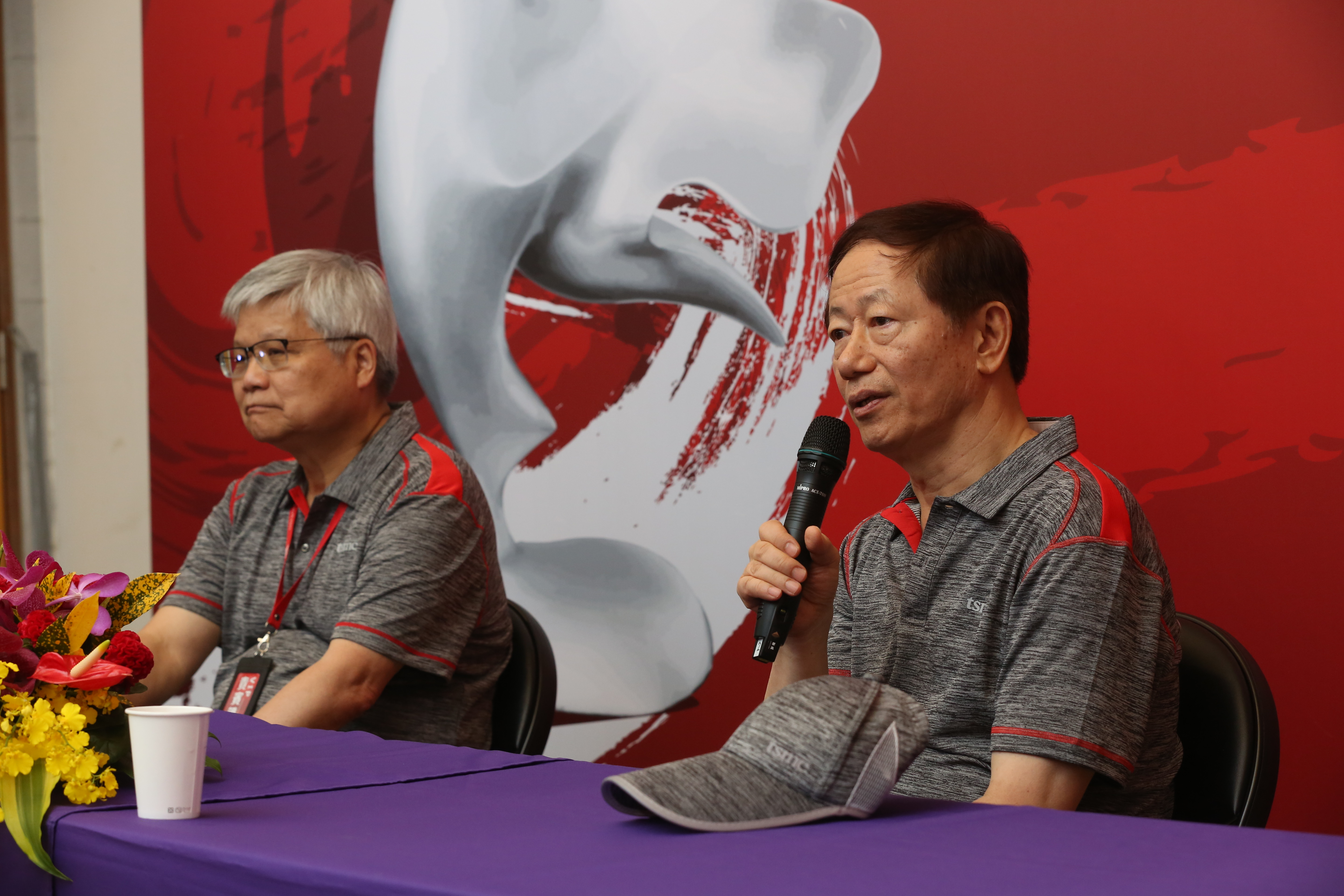 積電總裁魏哲家(左)表示，太陽能電廠將由合作廠商蓋，發出來的電會由台積電百分之百收購。