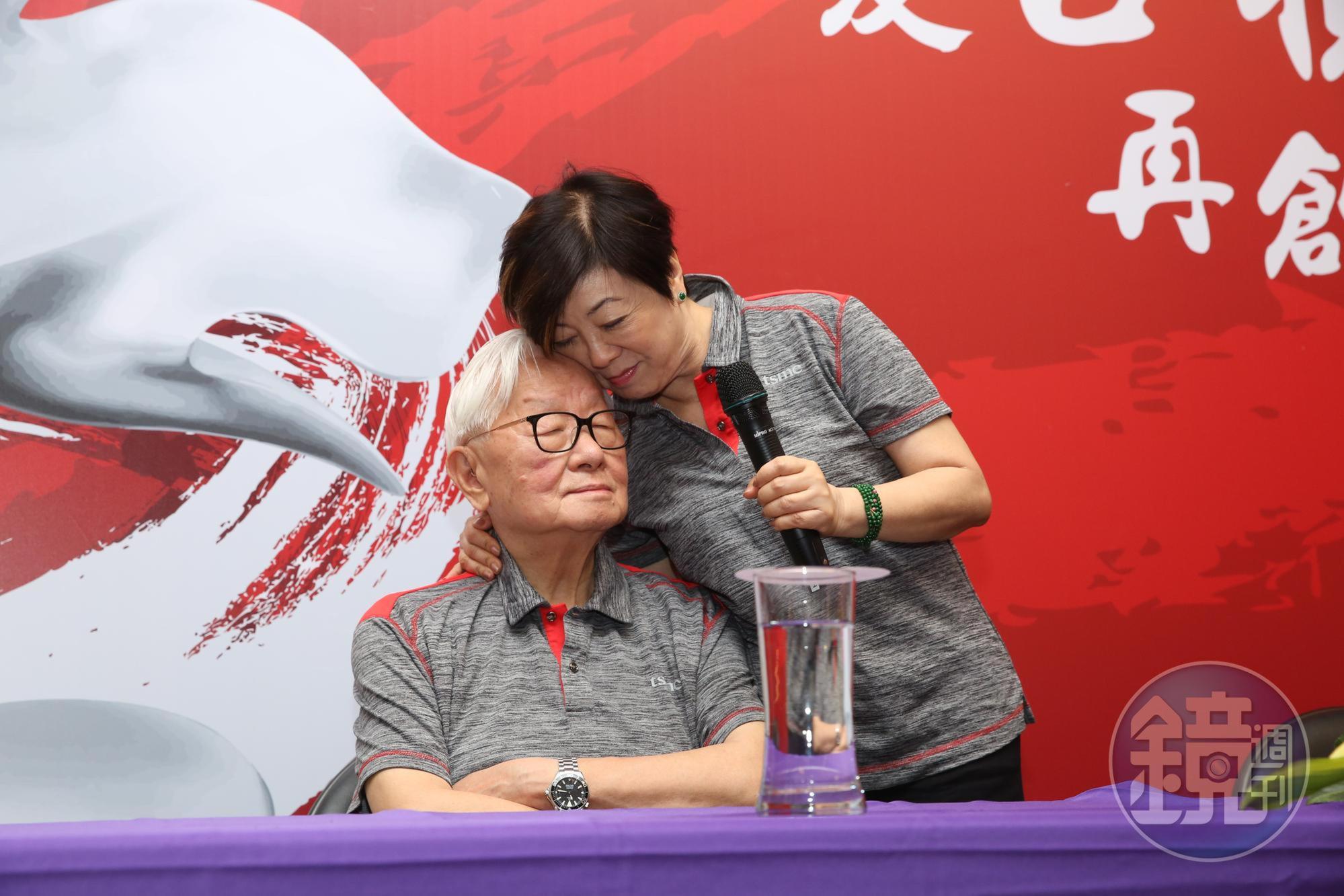 張忠謀與夫人張淑芬一起出席台積電運動會，貼臉大放閃。