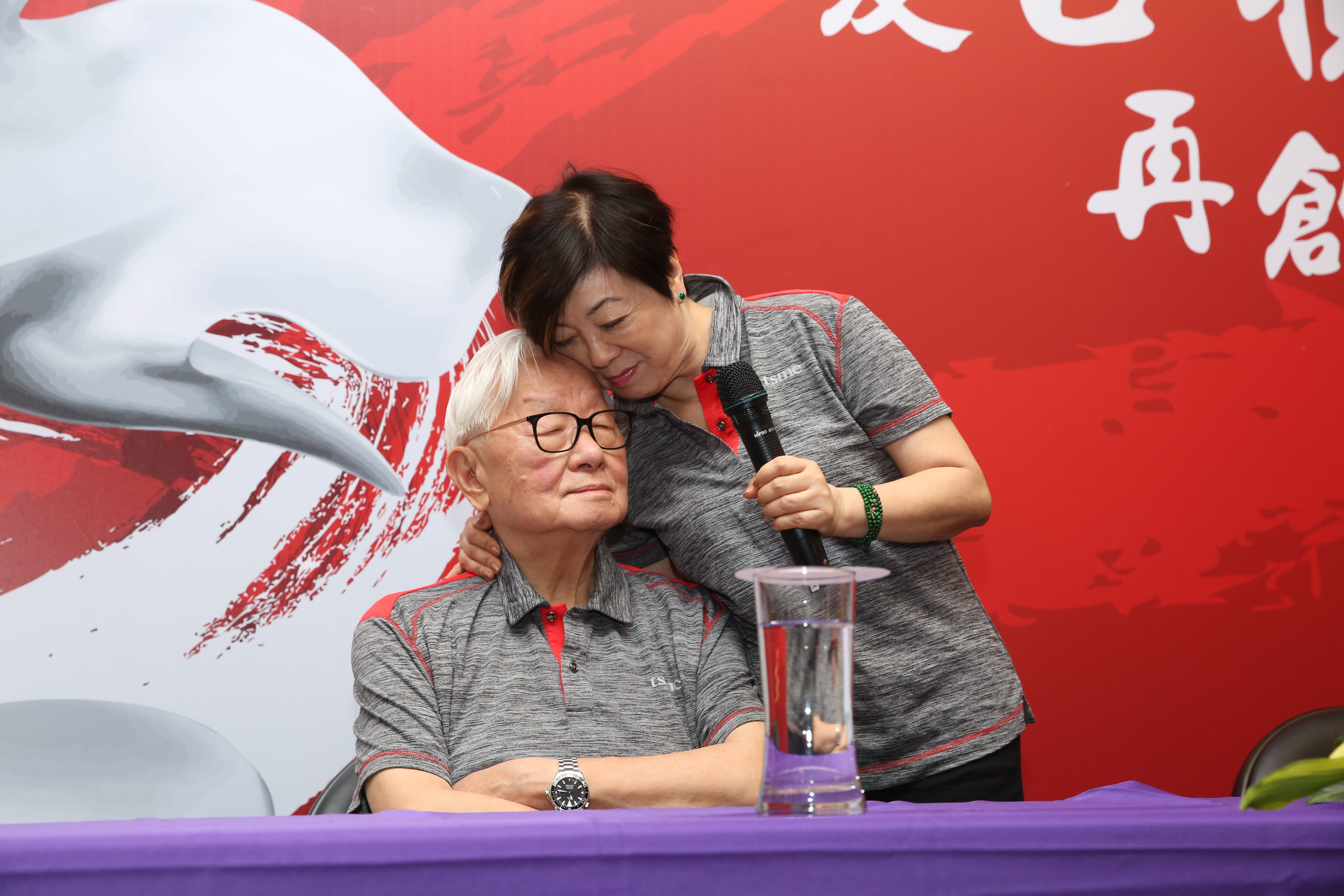 張忠謀與夫人張淑芬一起出席台積電運動會，貼臉大放閃。