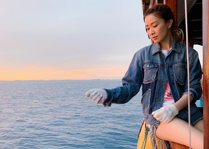 佘詩曼昨天跟好友出海釣魚，眾人都收獲豐富，唯獨她空手而回。（翻攝自佘詩曼臉書）