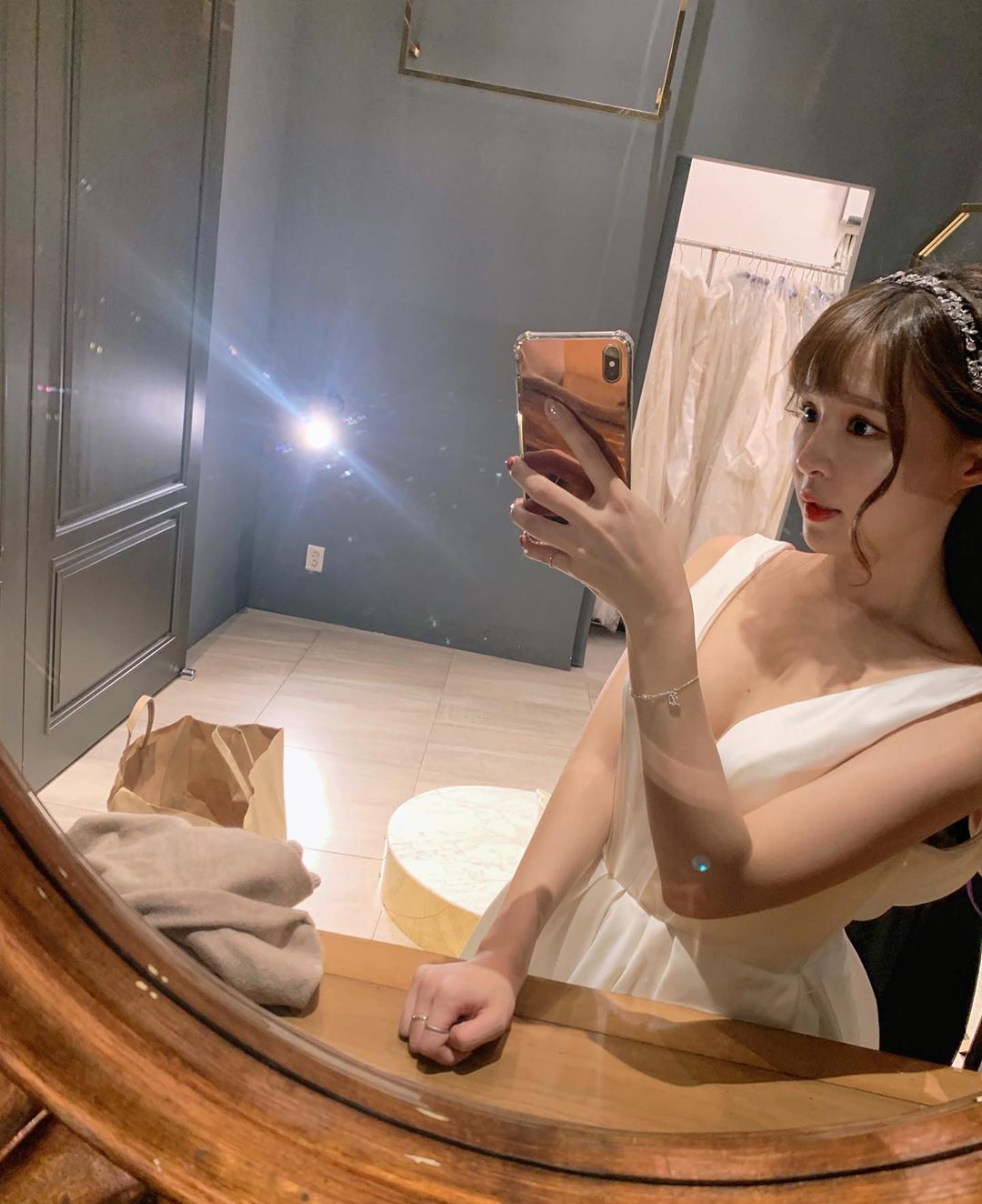 元元紮起公主頭身穿上白色低胸爆乳婚紗,簡直美翻了。(翻攝自元元IG)