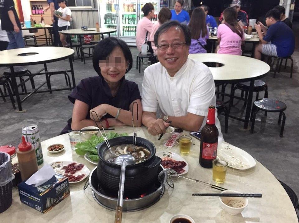 李來希發文抱怨退休金縮水，老婆只能跟著自己吃薑母鴨這種庶民小吃。（翻攝自李來希臉書）