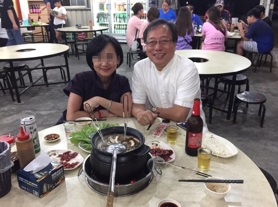 李來希發文抱怨退休金縮水，老婆只能跟著自己吃薑母鴨這種庶民小吃。（翻攝自李來希臉書）