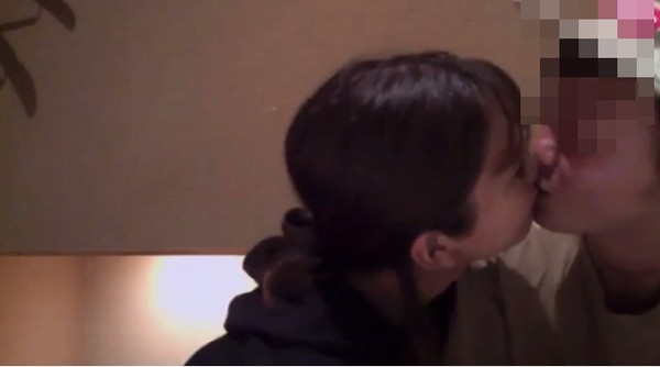 中村江莉香在直播中失控，喝醉後和一旁的灰衣男子亂親一通，兩人還吻到出鏡，短短102秒內就親了6次。（翻攝自推特）