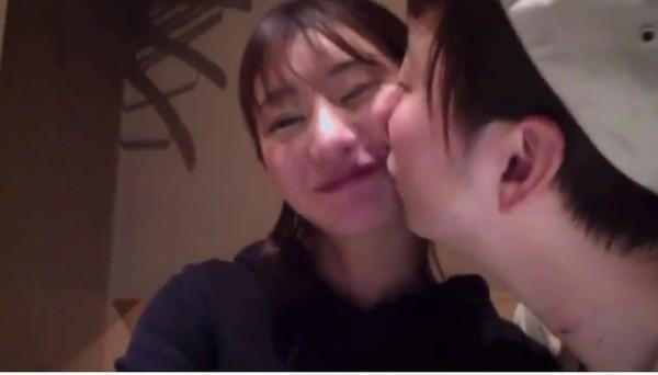中村江莉香在直播中失控,喝醉後和一旁的灰衣男子亂親一通,兩人還吻到出鏡,短短102秒內就親了6次。(翻攝自推特)