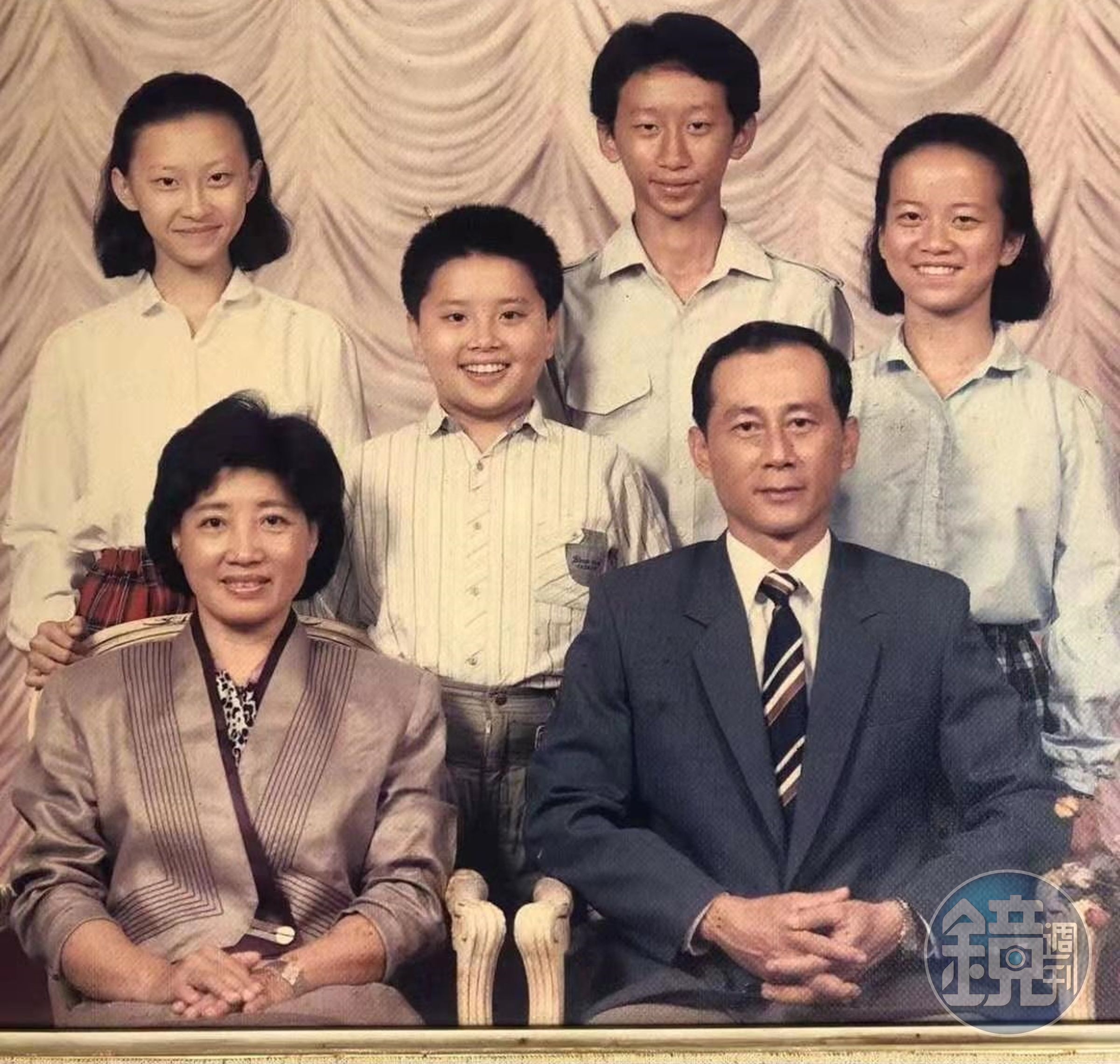 1973年，史鴻堯（前排右）在台南創立東富電器，史瑞斌（後排右2）為其長子。（史瑞斌提供）