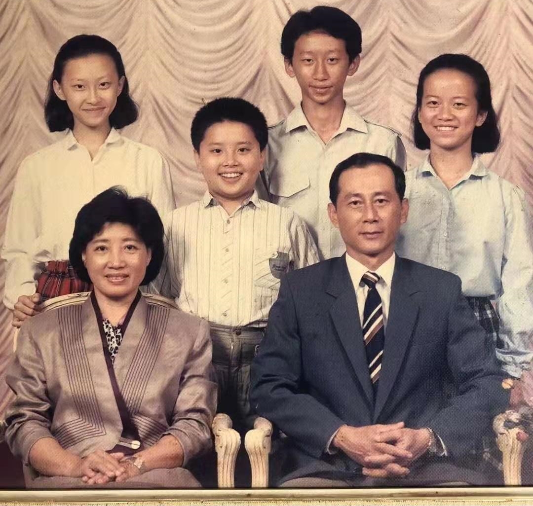 1973年，史鴻堯（前排右）在台南創立東富電器，史瑞斌（後排右2）為其長子。（史瑞斌提供）