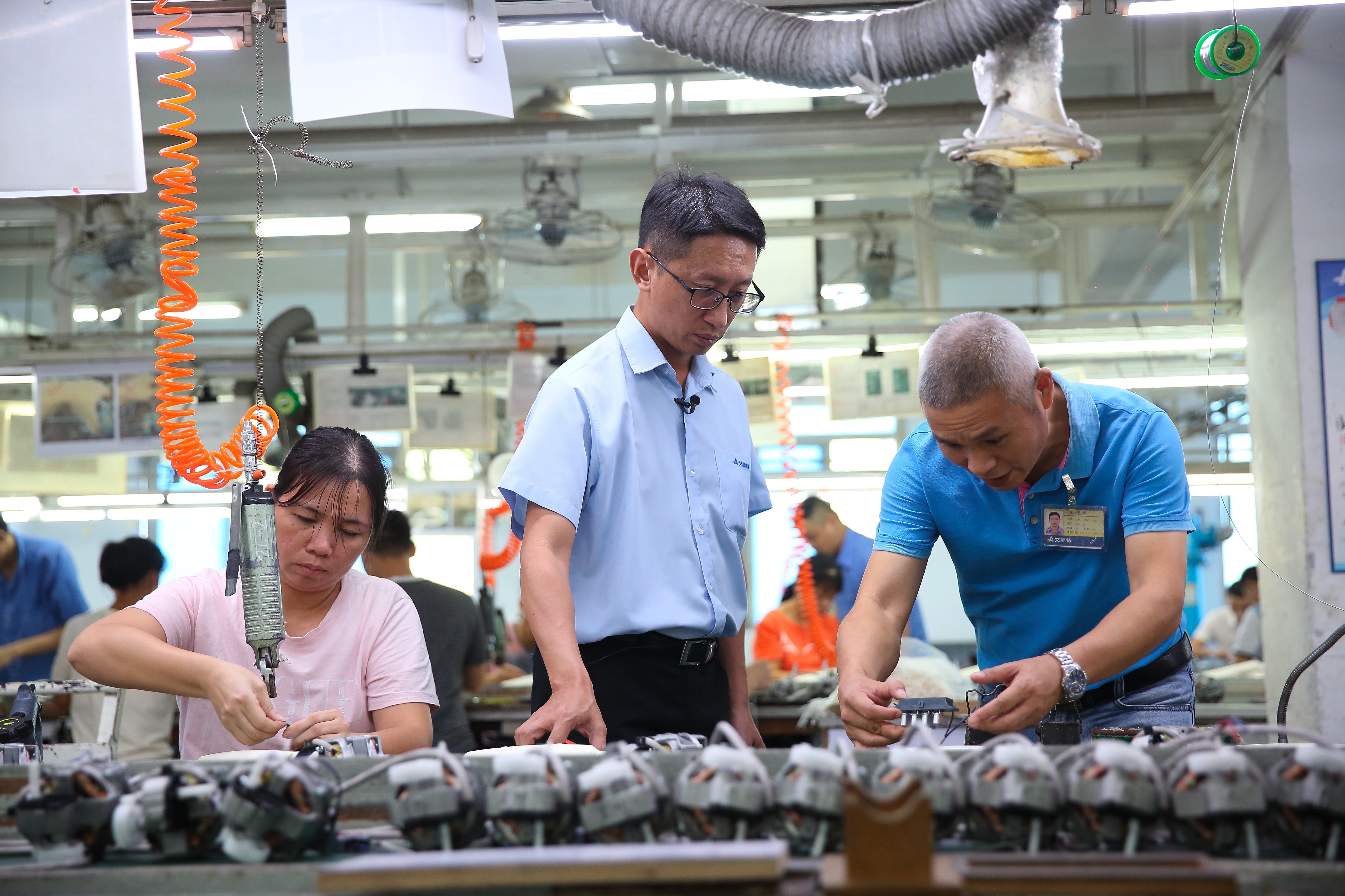 史瑞斌（中）曾在艾美特歷練內銷、品保等基層職務，他說自己平時最常散步的地方是工廠。