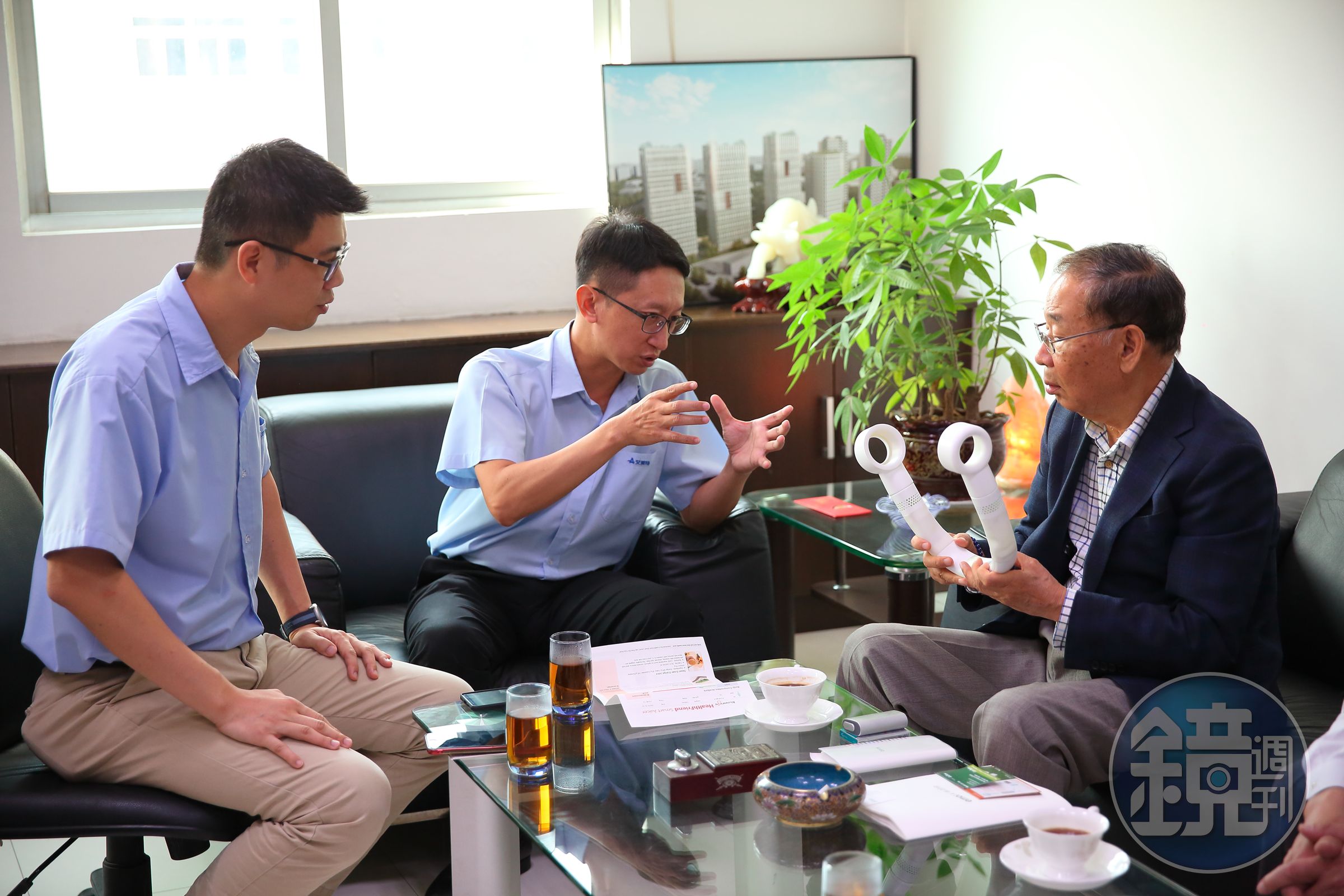 曾在日本留學5年，日本客戶通常由史瑞斌（中）親自接待，以一口流利的日語拉近與客戶間的距離。