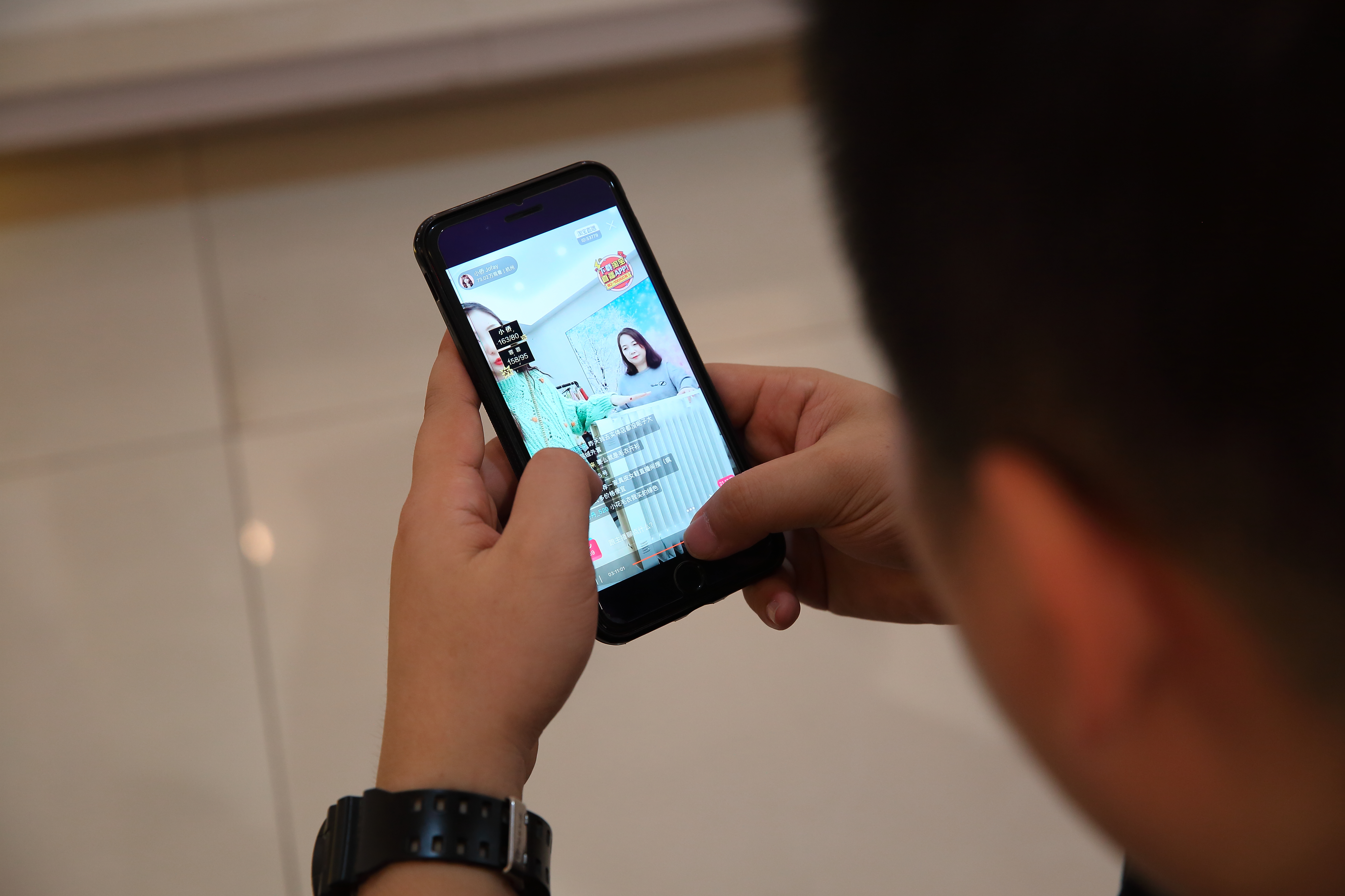 洞悉線上消費力道，在「雙十一」起跑的前一個月，艾美特在中國最大網購平台「淘寶」上每晚8點開設直播，最高記錄1分鐘賣出6千台電扇。