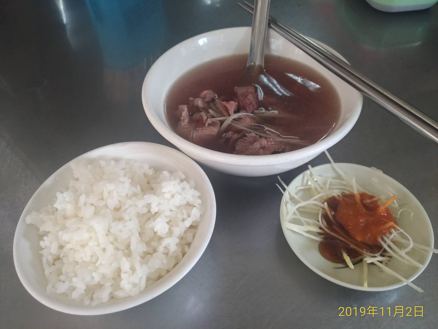 無名羊肉店的羊肉清湯現點現燙，口味鮮嫩，150元／份。（讀者提供）