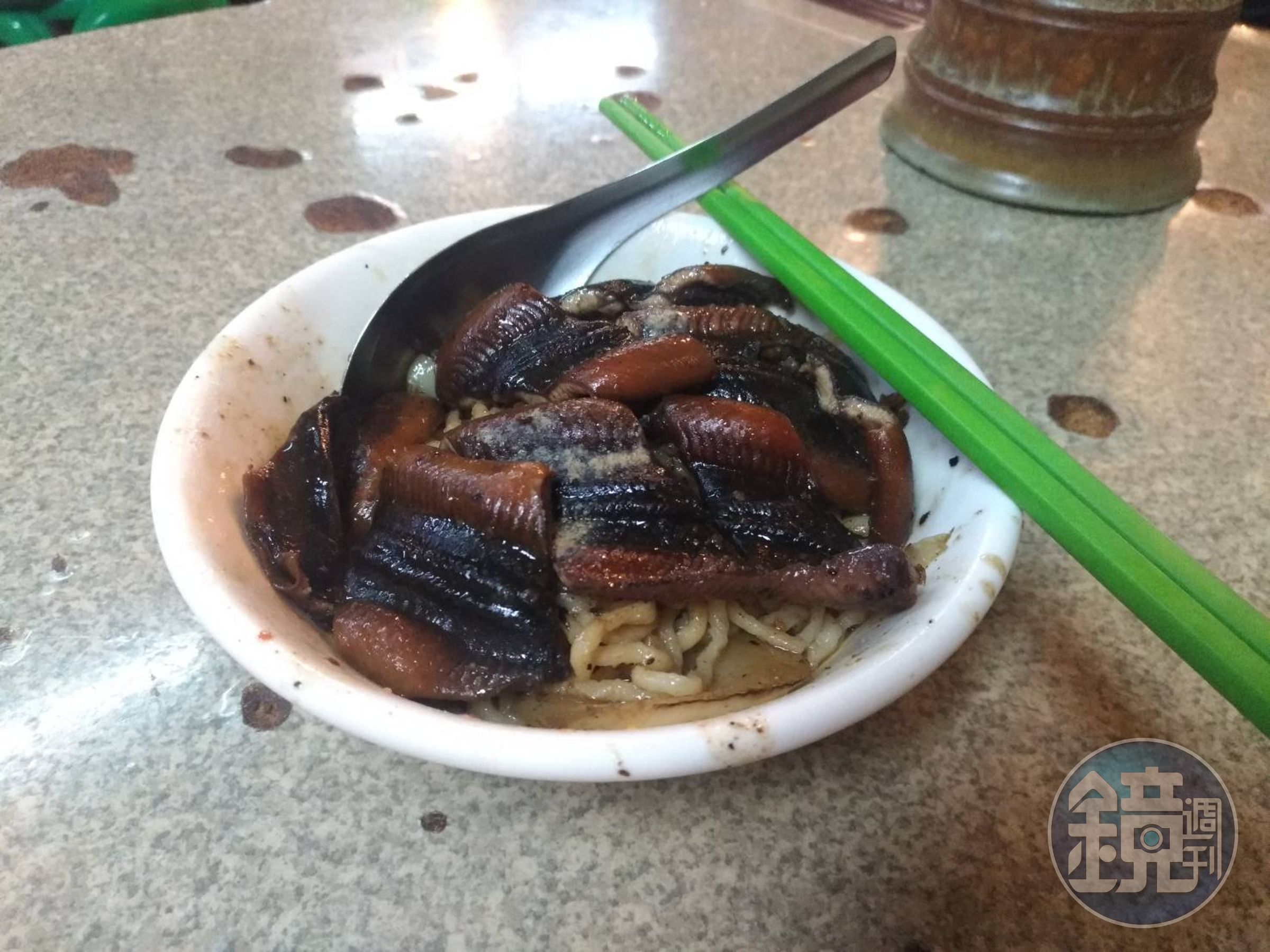 乾炒繕魚意麵是阿江繕魚意麵的招牌料理，120元／份。（讀者提供）