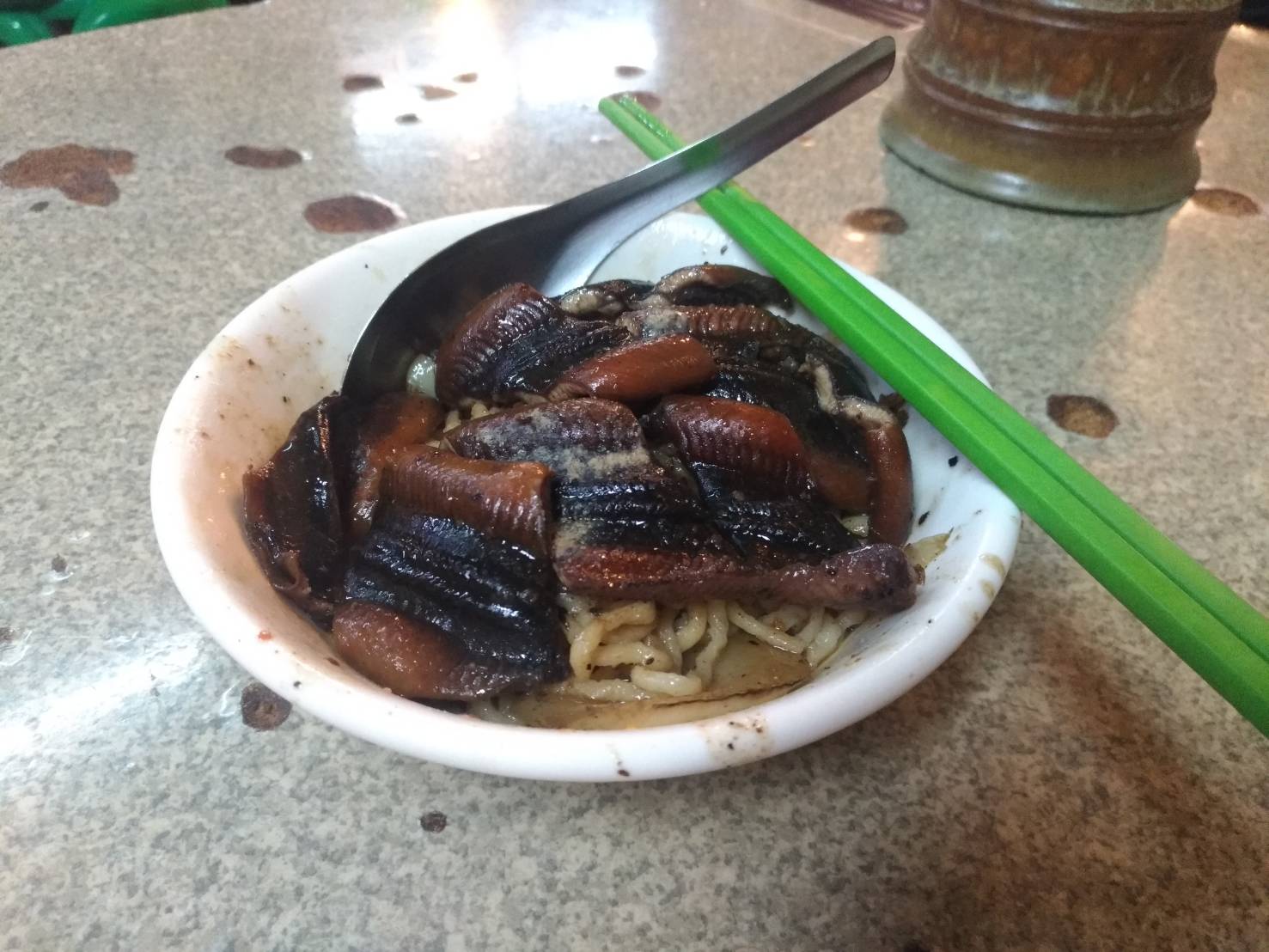 乾炒繕魚意麵是阿江繕魚意麵的招牌料理，120元／份。（讀者提供）