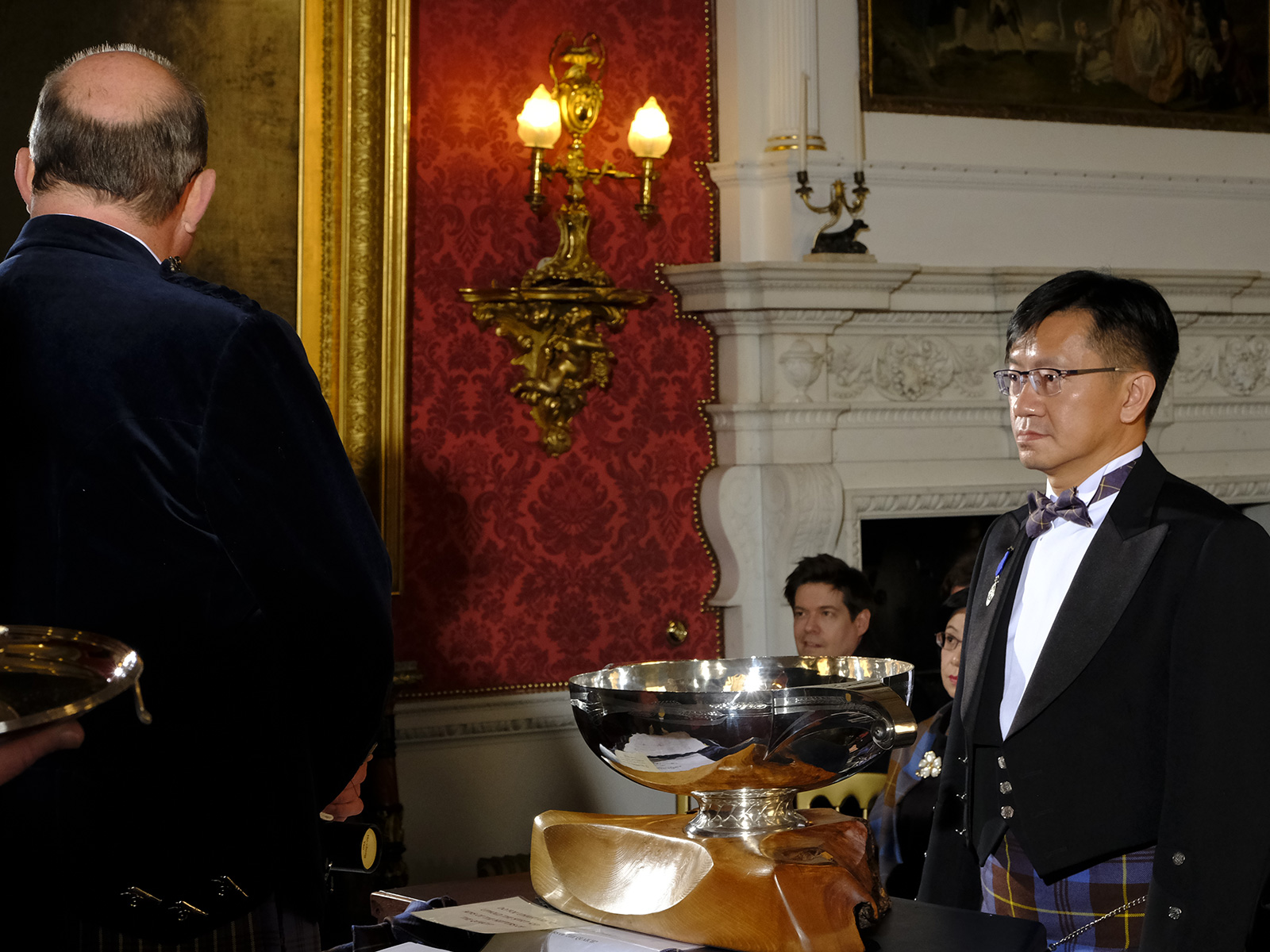 姚和成於去年獲頒蘇格蘭雙耳小酒杯執持者大師（Master of the Quaich），表彰他在威士忌界的貢獻。（姚和成提供）