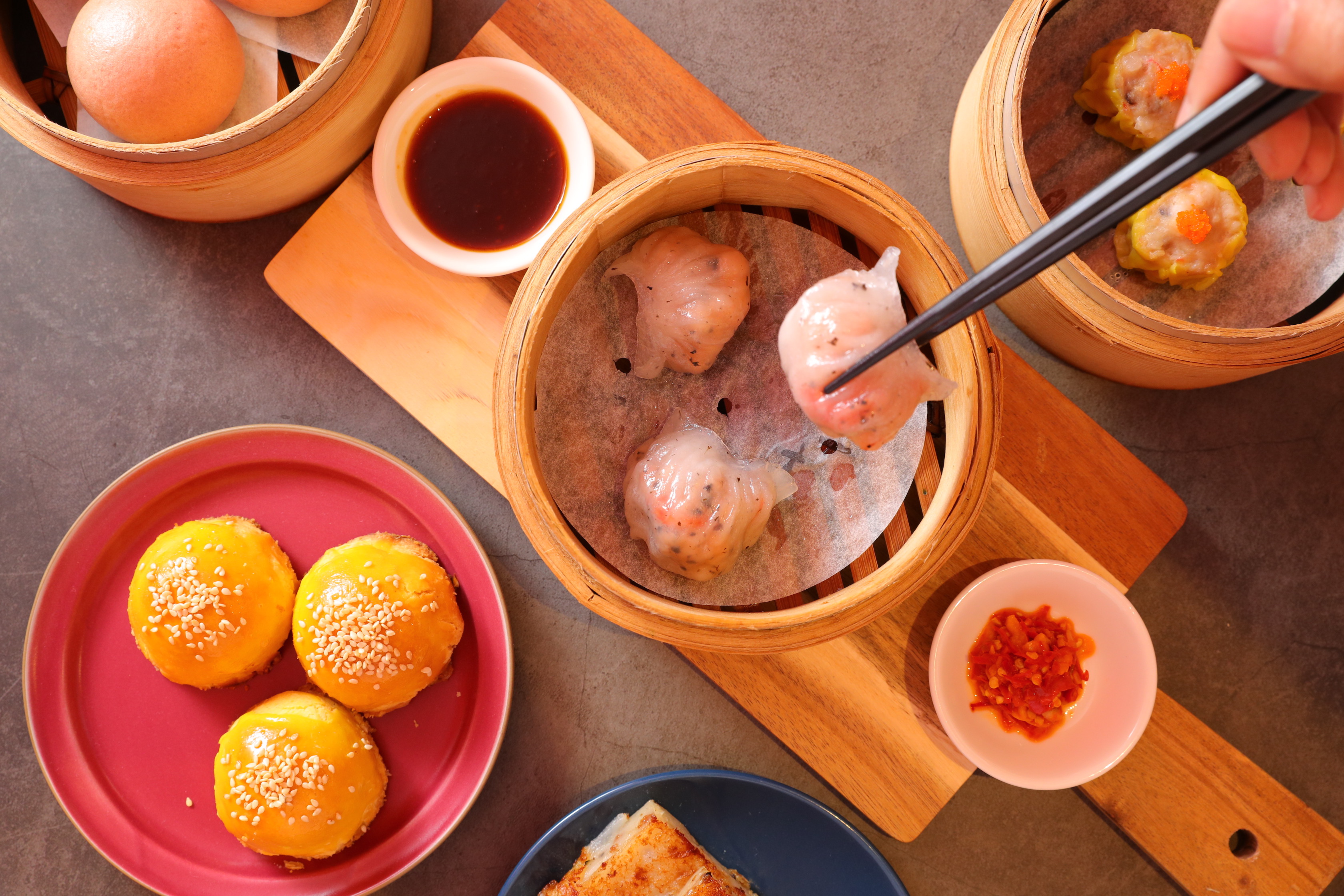 小三元港點承襲大三元港式飲茶的傳統滋味，也開發新口味。（黑松露蝦餃皇135元／份、魚子蒸燒賣105元／份、金牌叉燒酥125元／份）