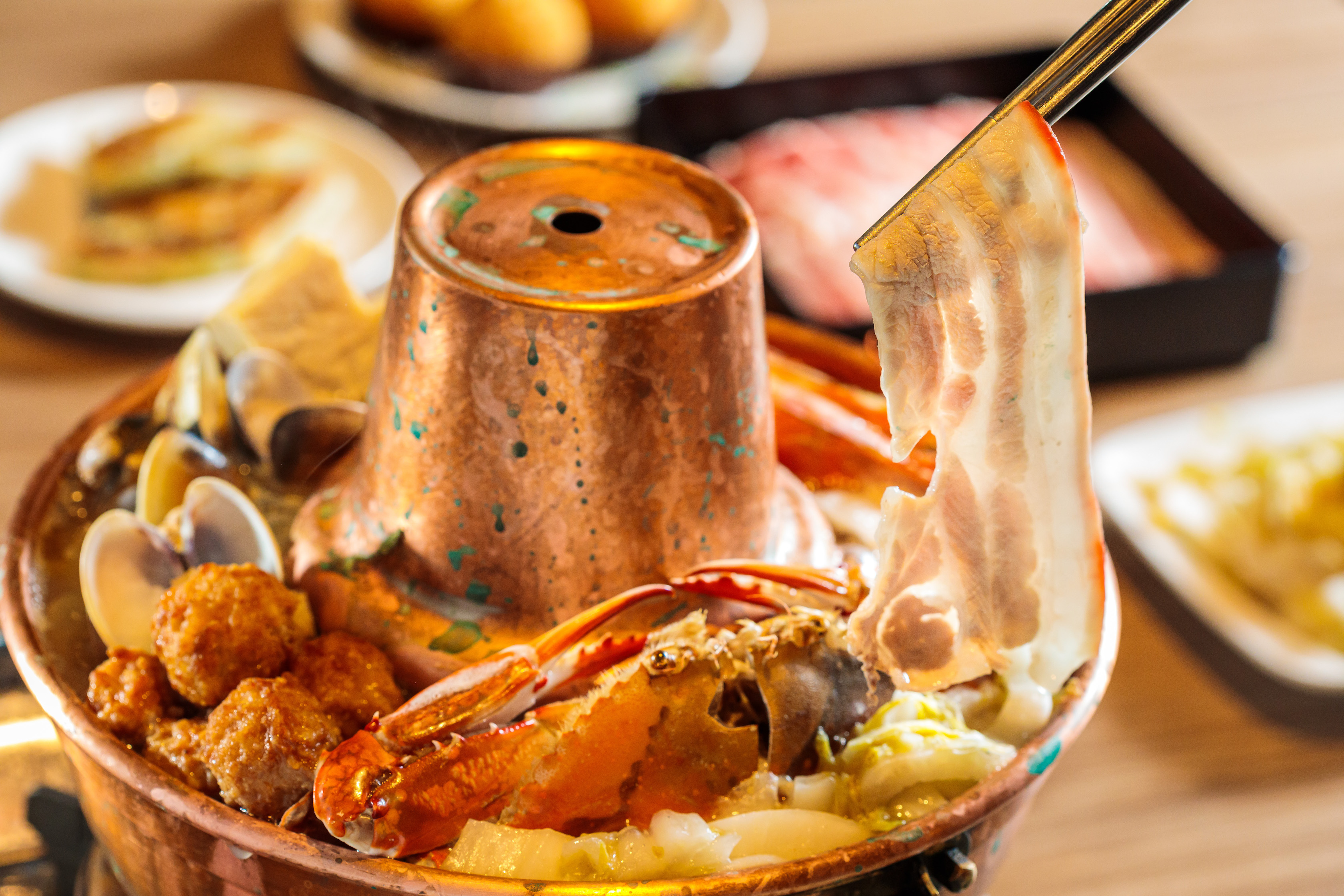 「泰和樓」的「東北酸菜白肉鍋」以自家醃酸白菜與蚵仔、鮮蝦、螃蟹等海鮮料搭配，湯濃味甘。（700元／小份）