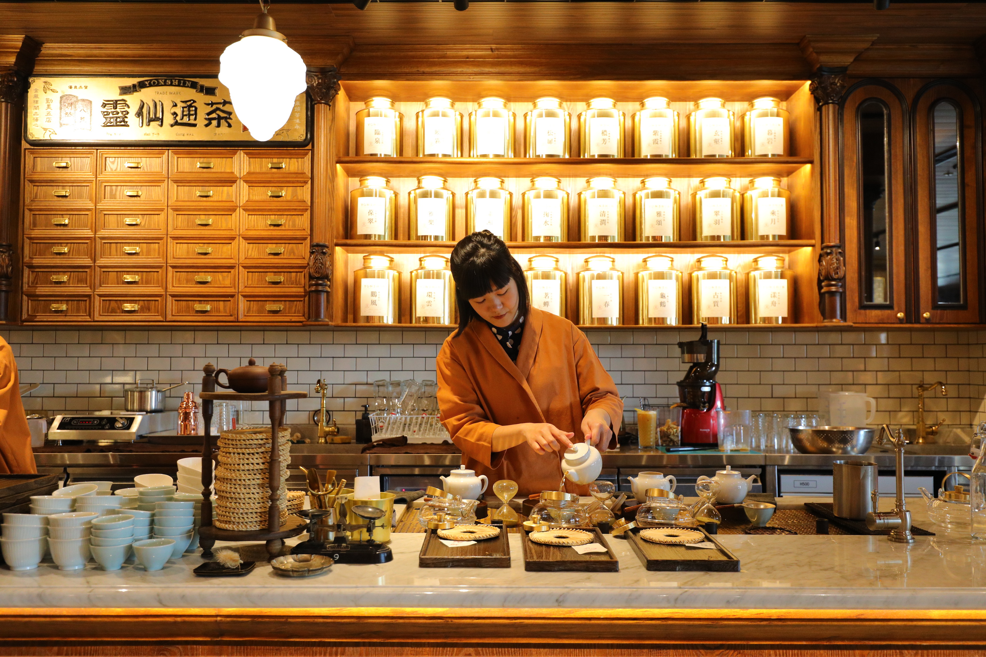 「永心鳳茶」打造復古又時尚的台灣風格茶館，吸引許多年輕族群。