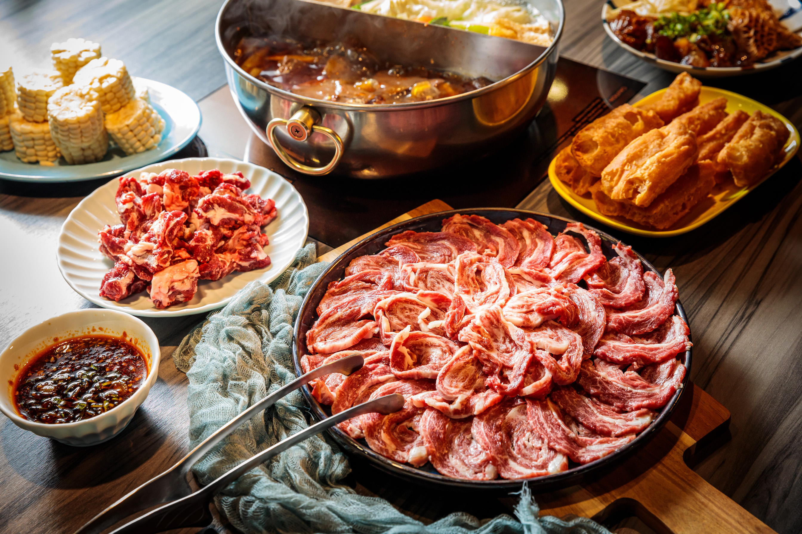 「牛五蔵」特地費心研發「牛骨麻辣湯底」（250元／鴛鴦鍋底）搭配豪氣的「主廚推薦嚴選牛」（980元／份）。