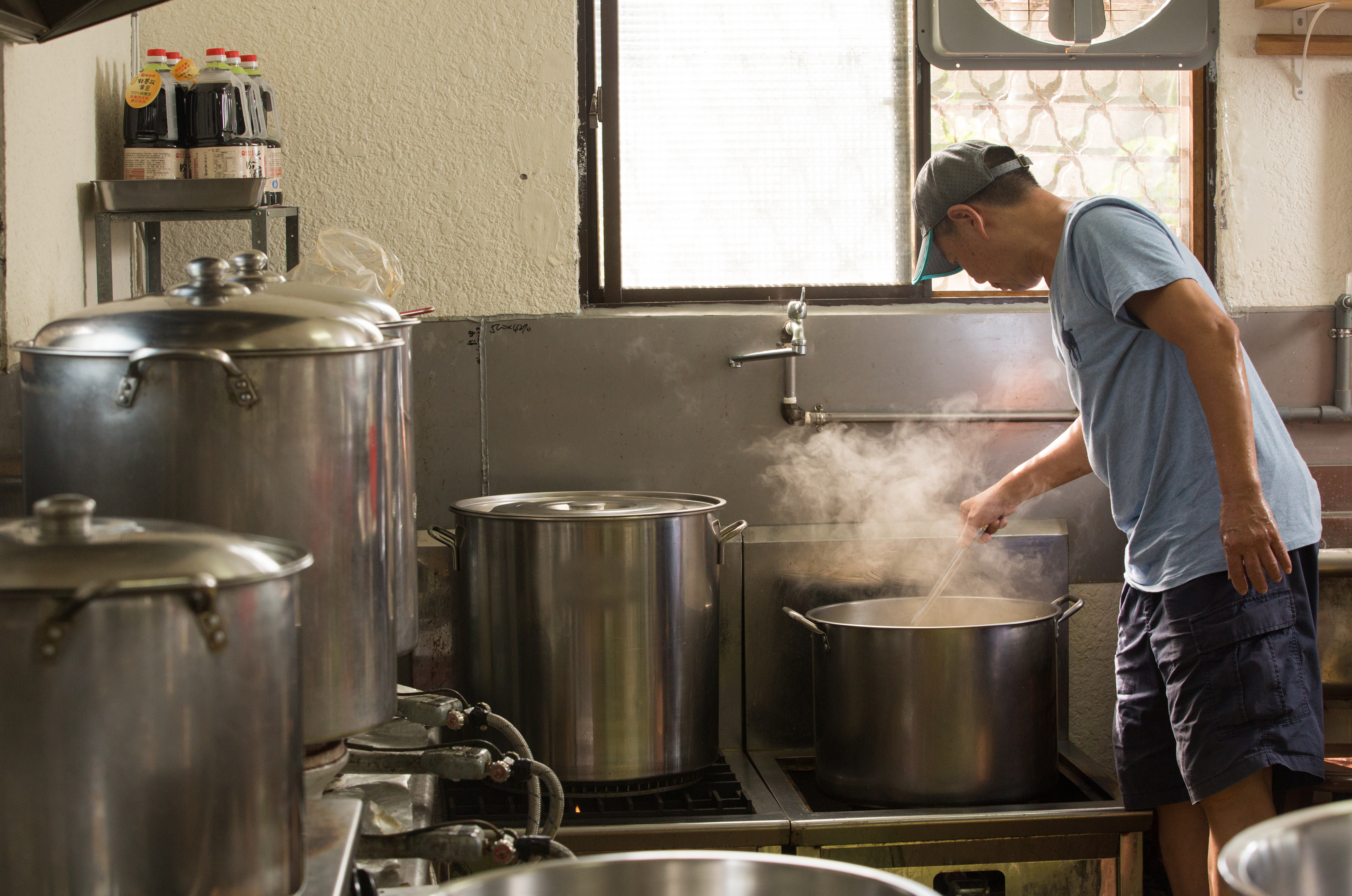 陳學良堅持衛生安全凌駕在美味之上，龍記冷凍工坊的廚房整潔度叫人印象深刻。