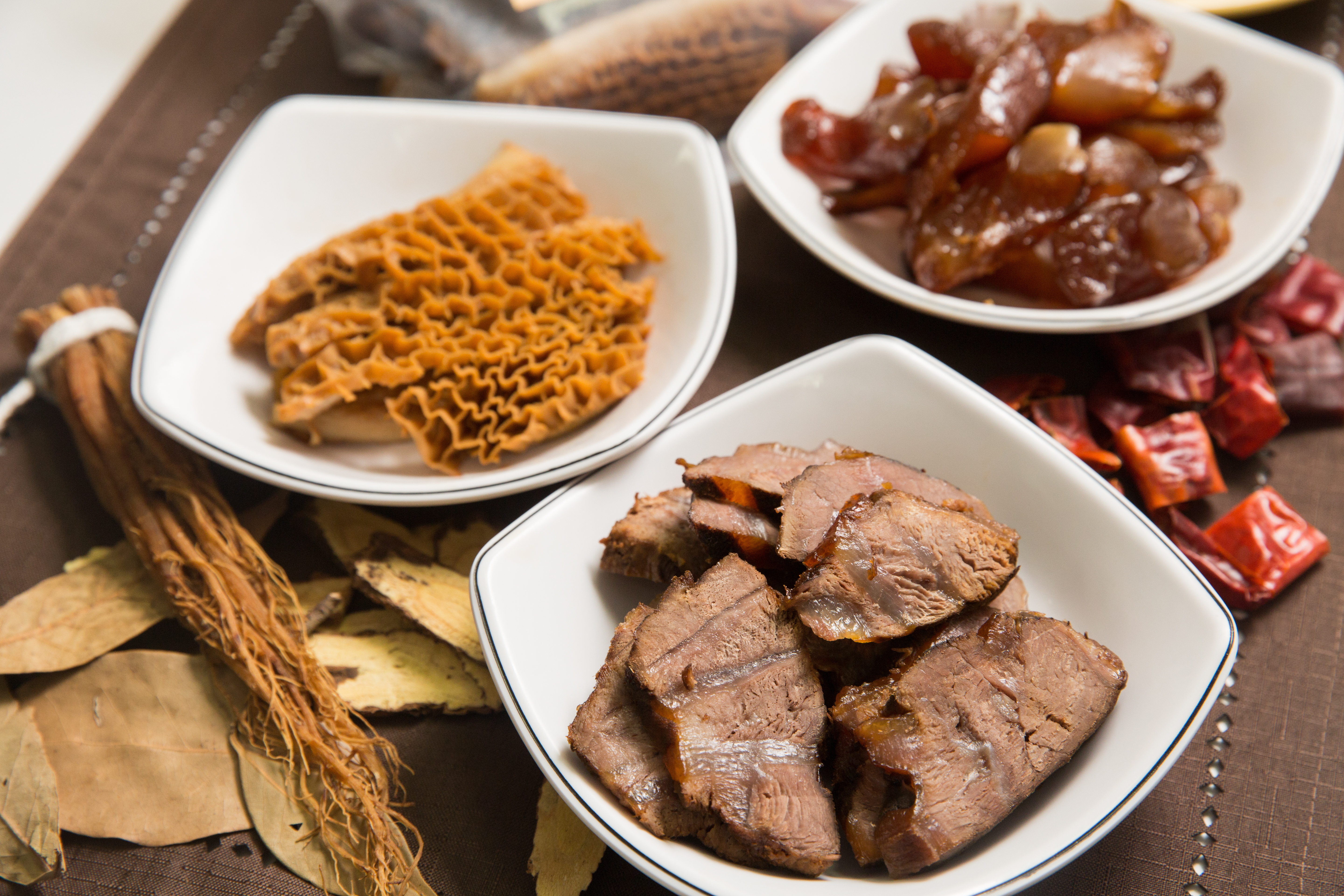 招牌牛三寶冷凍包料多實在，不含高湯，光食材重量就超過300克，供2人分食綽綽有餘。（250元／份）