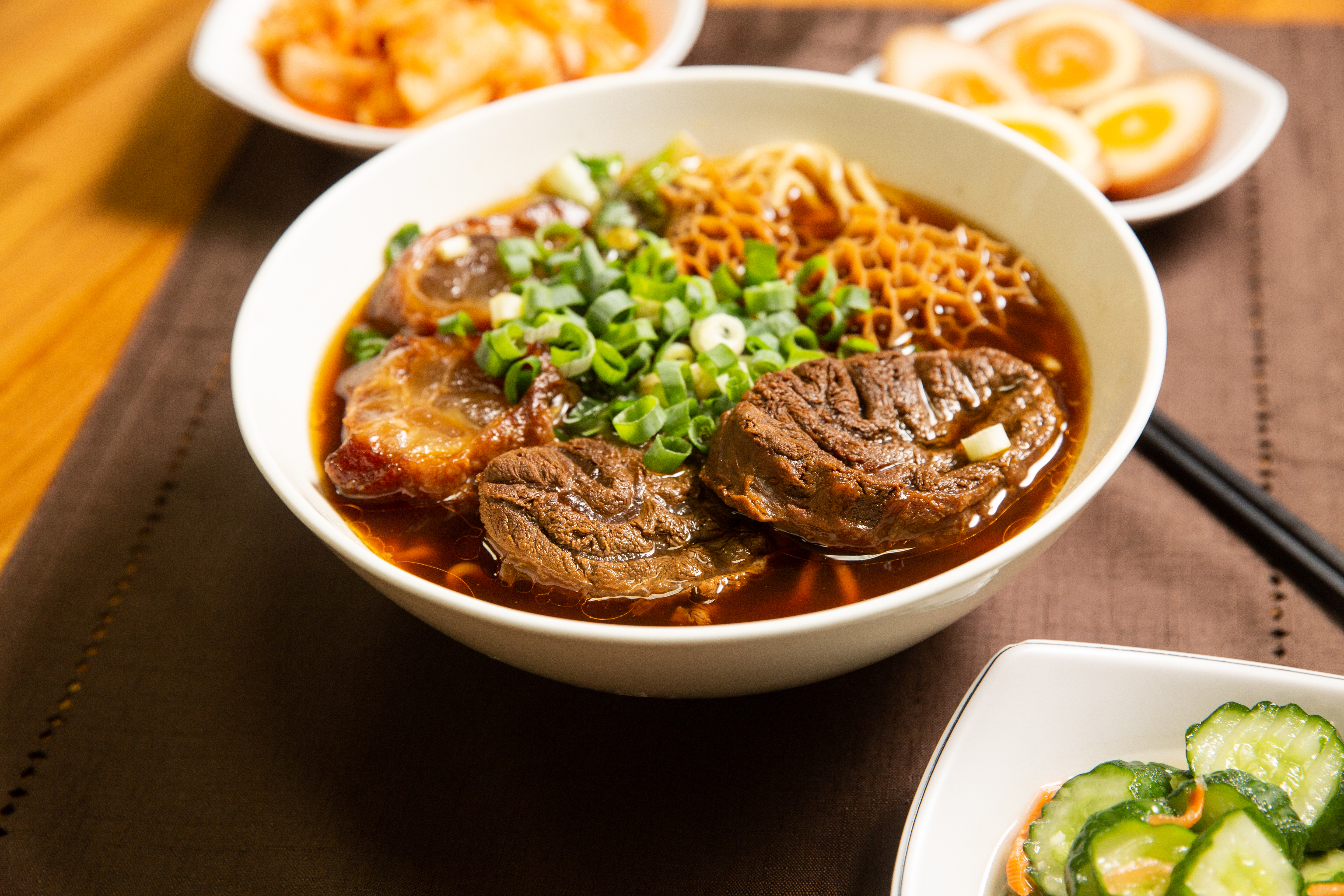 招牌牛三寶料多實在，整碗的料幾乎快滿出來。