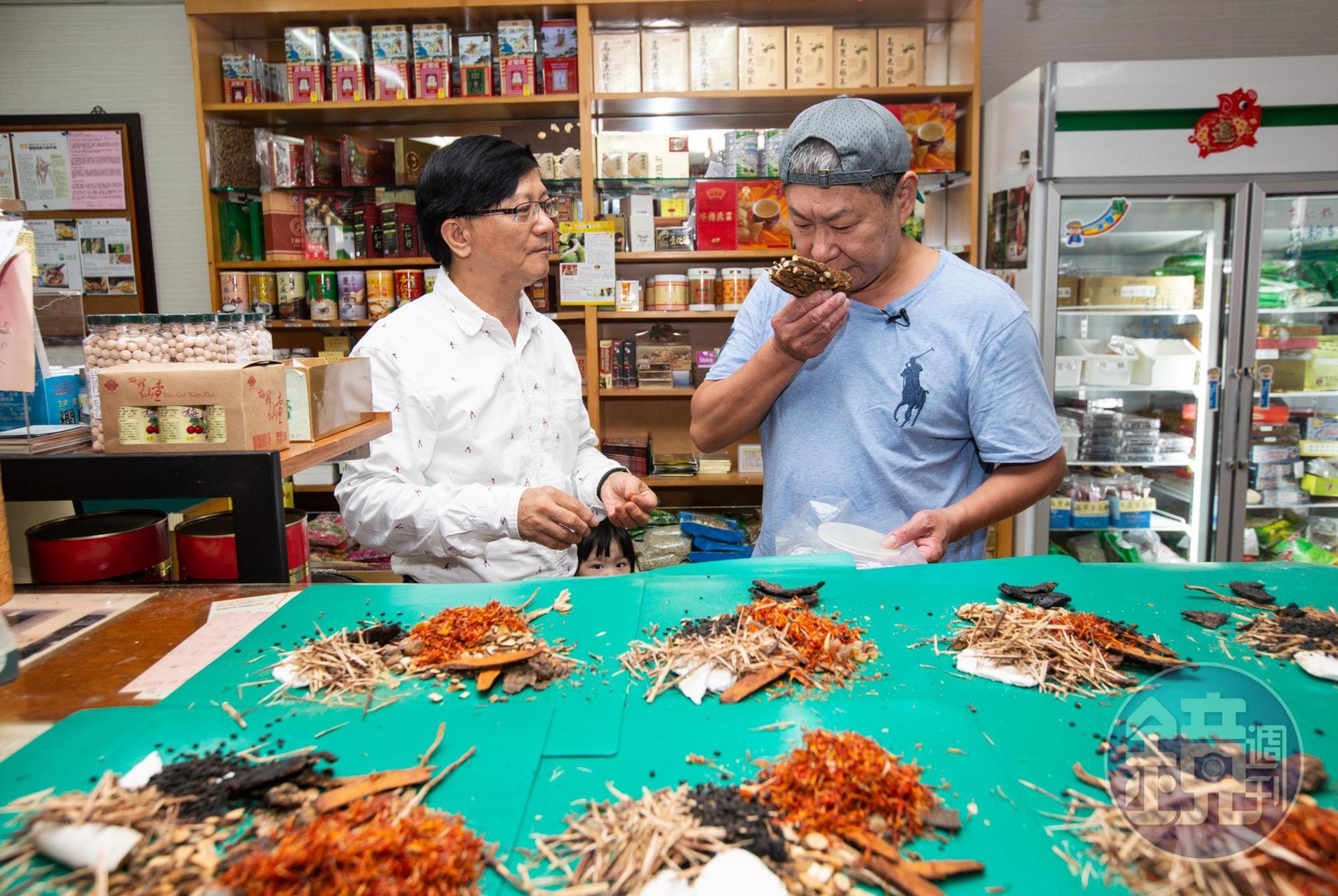 陳學良（右）對食材相當挑剔，中藥行大盤商拿出最貴、最頂級藥材讓他挑，下重本不手軟。