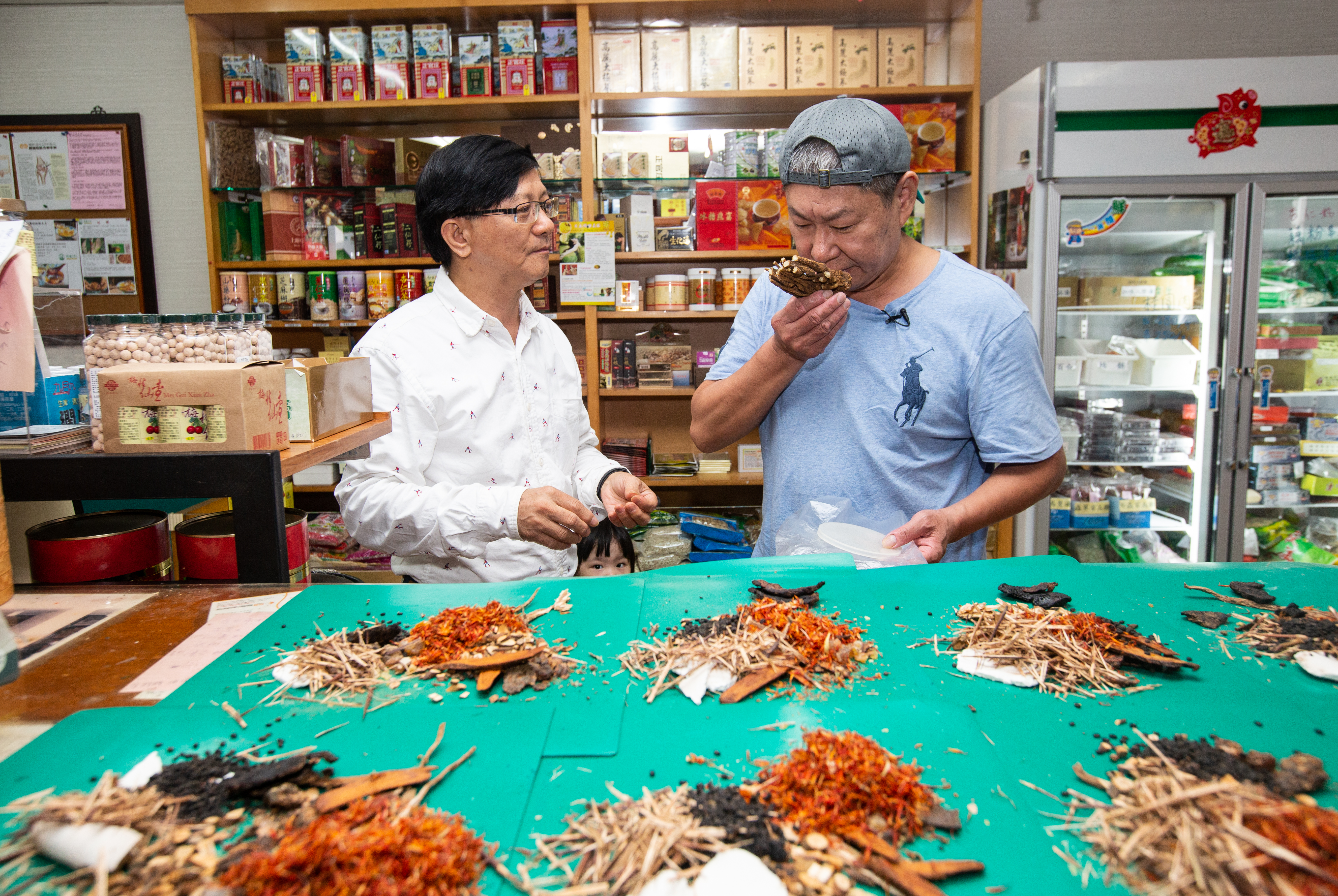 陳學良（右）對食材相當挑剔，中藥行大盤商拿出最貴、最頂級藥材讓他挑，下重本不手軟。