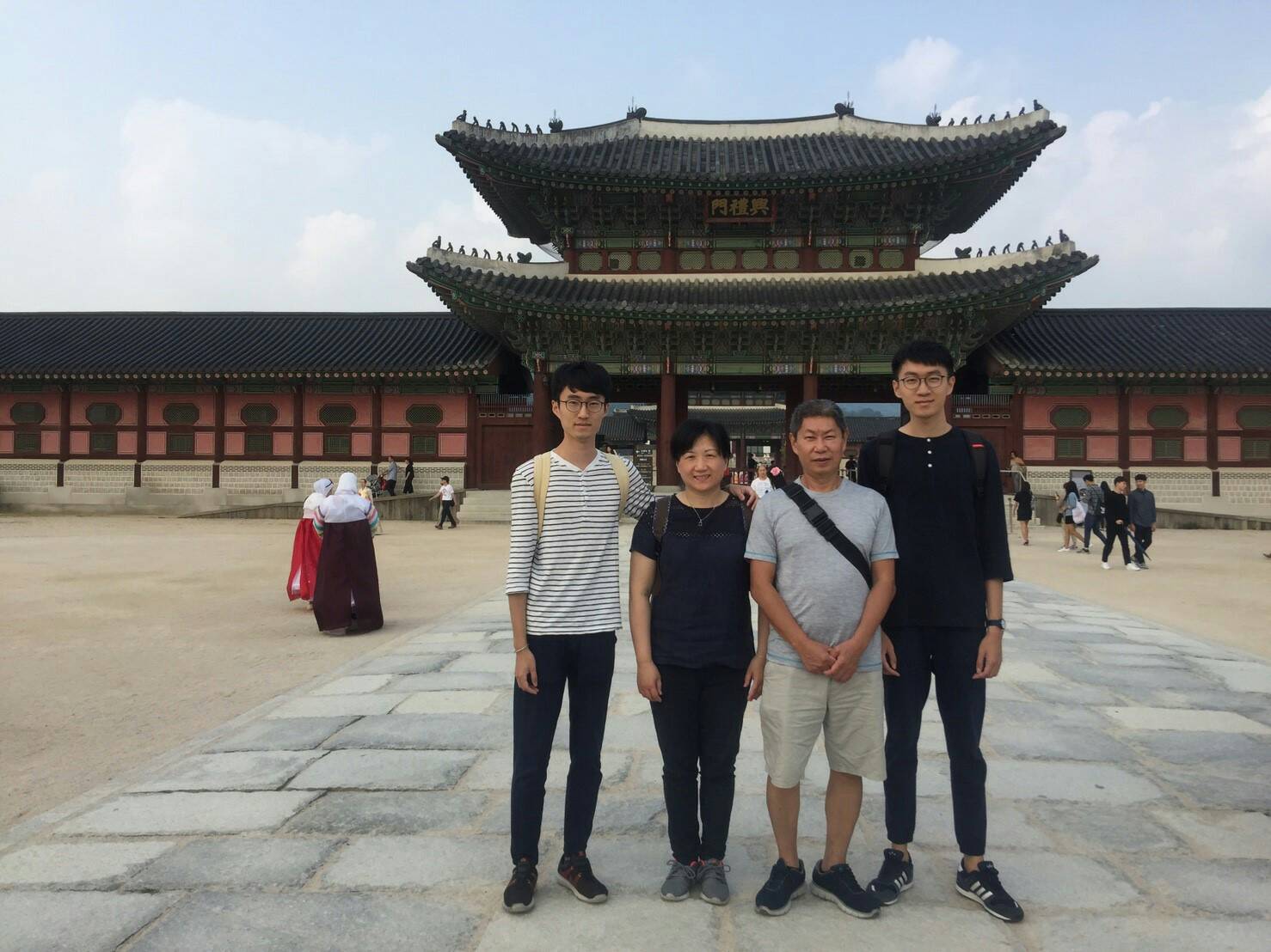 店內生意好，牛肉總是賣光，陳學良的2個兒子從小只剩牛肉湯可喝，身高飆破180、190公分。（陳學良提供）