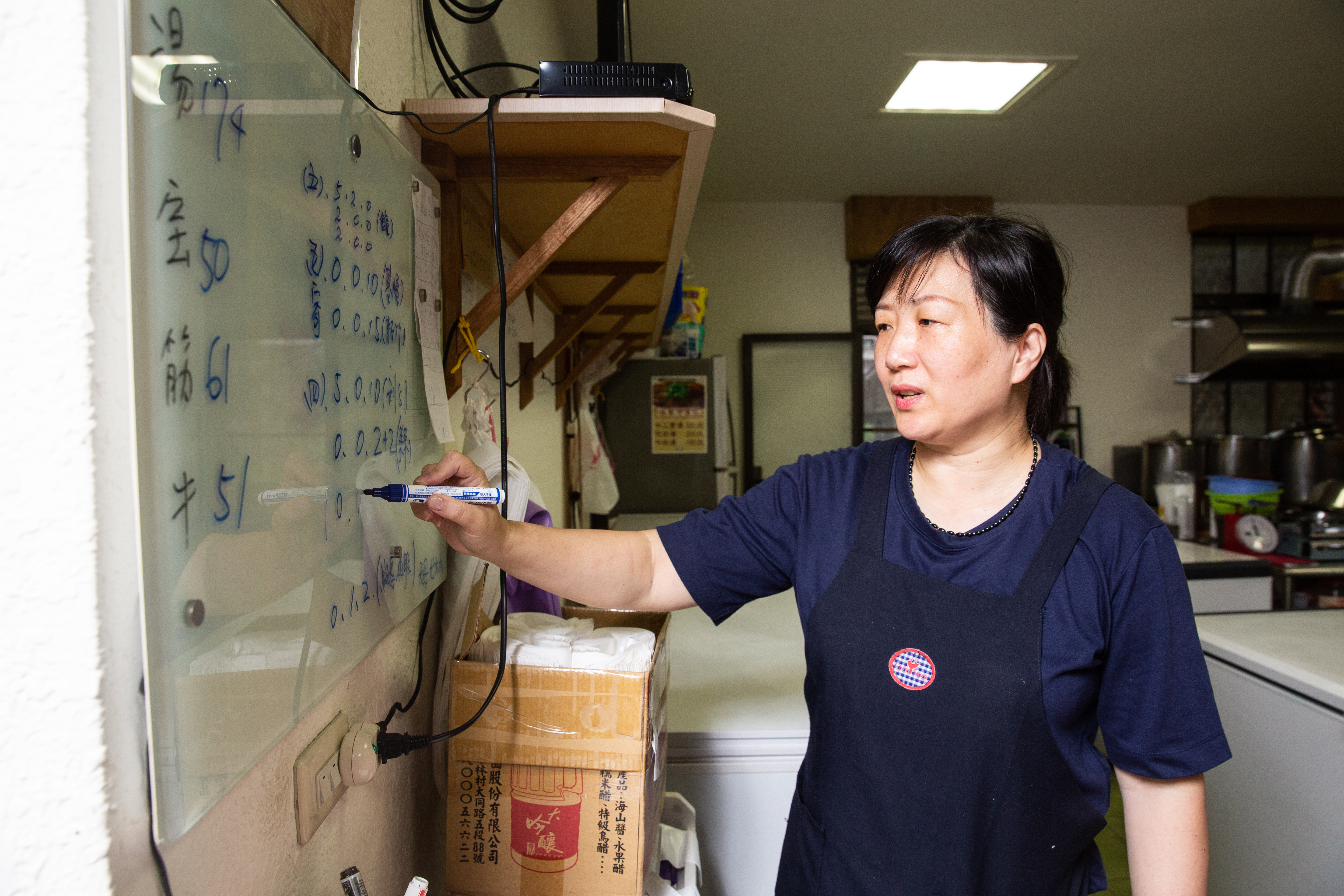 手工製作的冷凍包數量有限，老闆娘潘美玲每天為了調配訂單傷透腦筋。