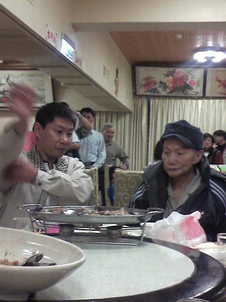 陳學良是地方上有名的孝子，父親生前雖然住在療養院，他每週日休假必定驅車前往探望陪伴，圖為帶父親吃大餐。（陳學良提供）