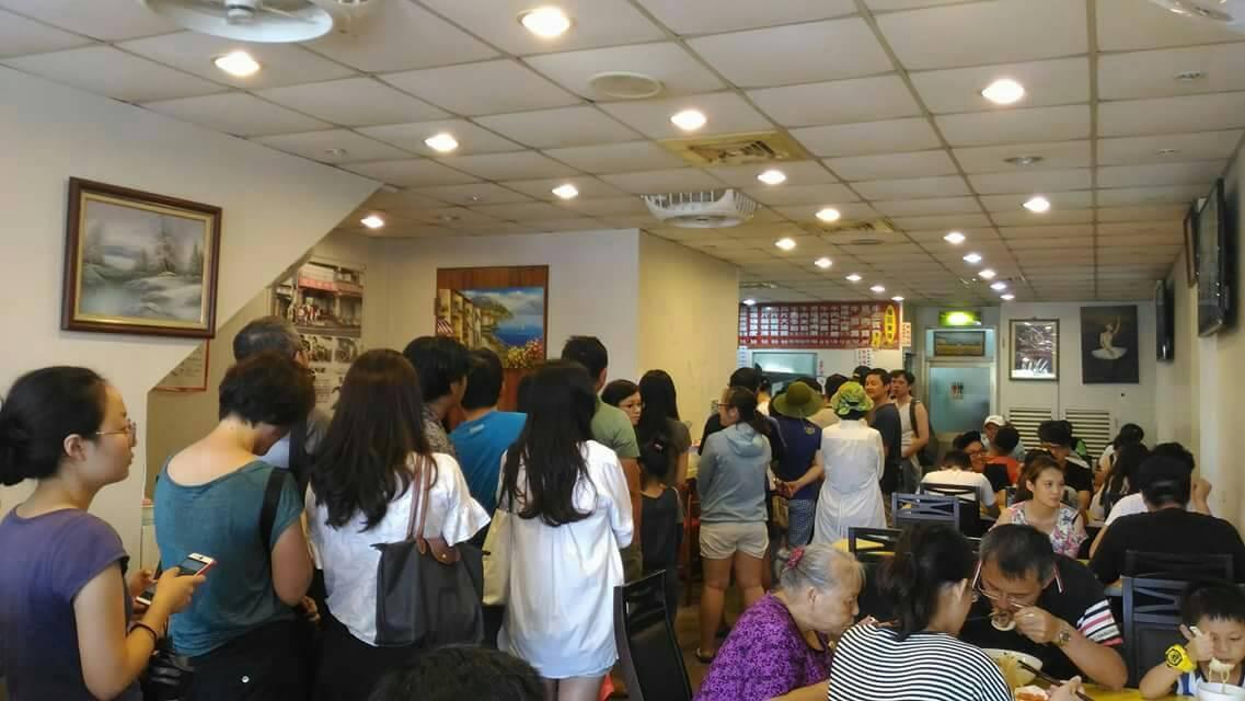 龍記尚品牛肉麵2011年曾拿下宜蘭百大名店小吃類冠軍，用餐時段始終大排長龍。（陳學良提供）