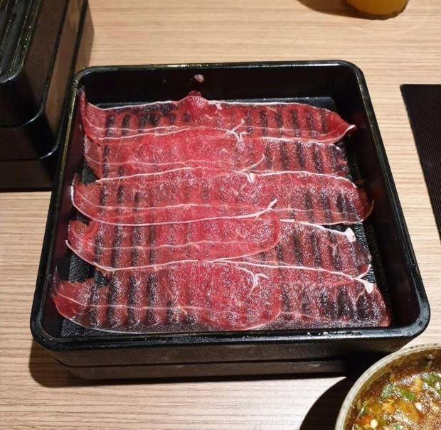 薄到會透光的火鍋肉片。（圖截自爆怨公社）