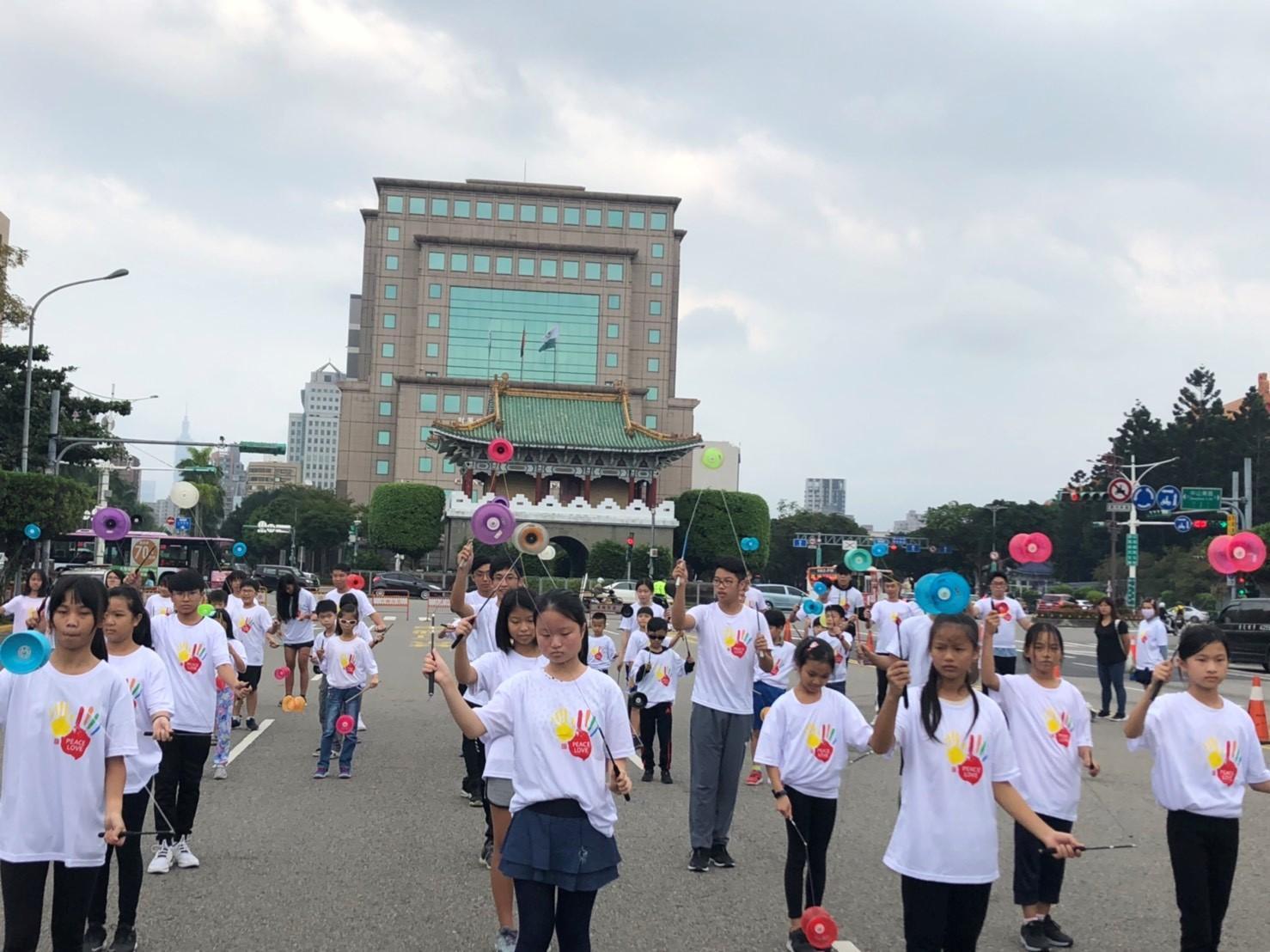 主辦單位更帶領了上百位小朋友，以陽光歡樂的方式呈獻精彩的扯鈴表演。（國家護苗聯盟提供）