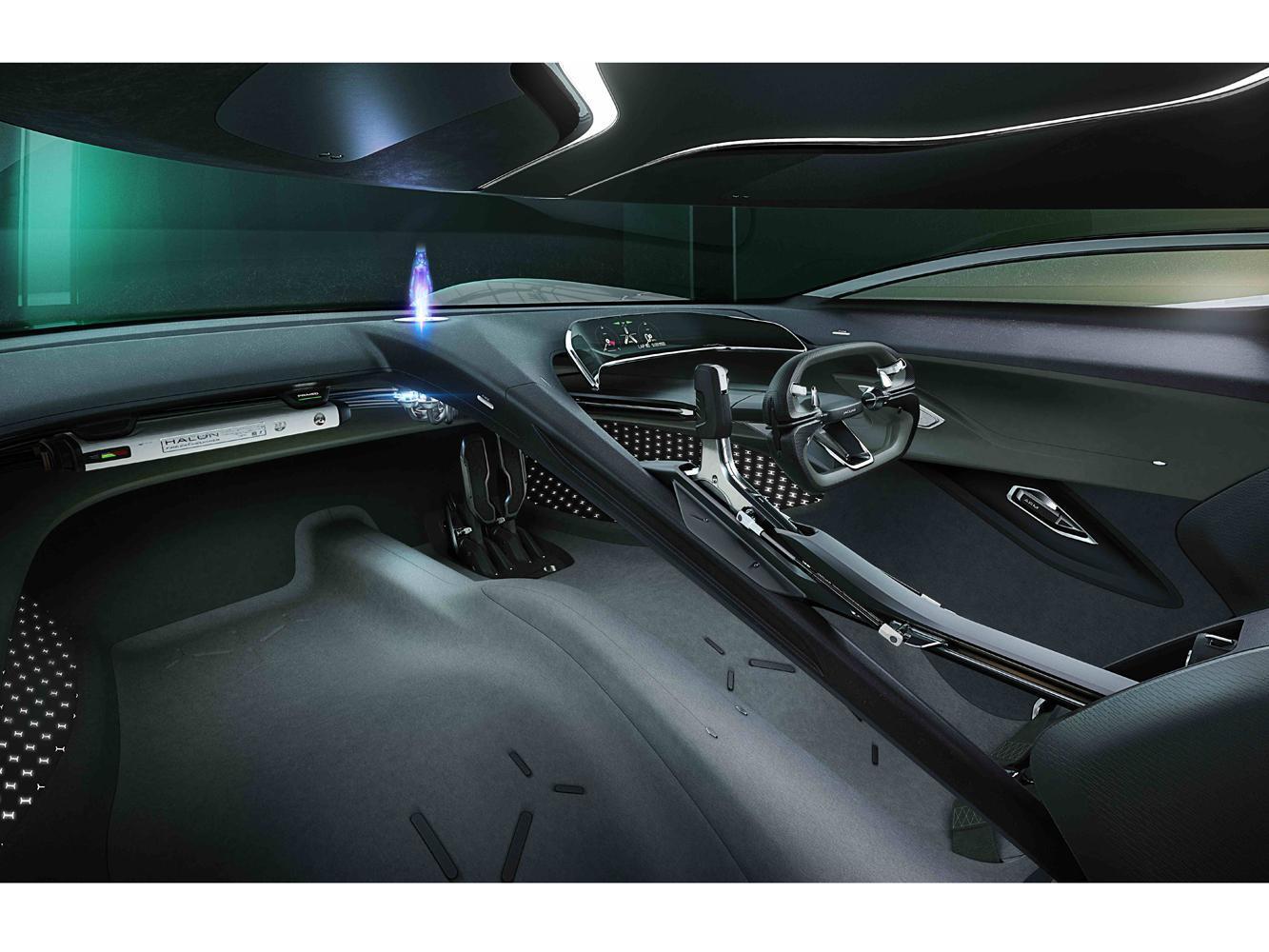 Jaguar Vision Gran Turismo Coupé座艙內的創新配備包含全息技術。車款具備名為「KITT-E」的AI人工智慧系統，能夠操控人車系統與介面，藉此強化與車款的情感連結。