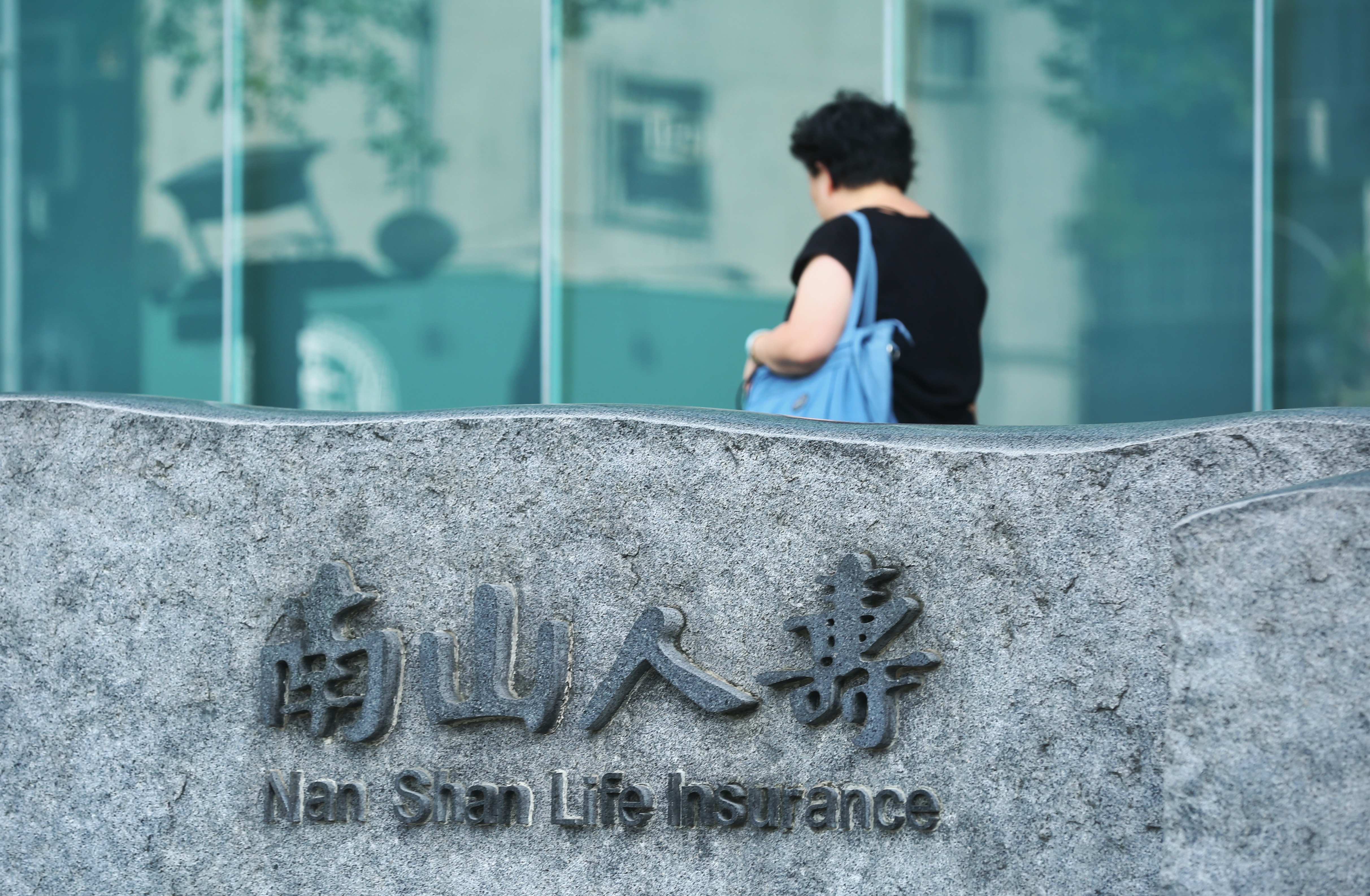 目前勞保局仍對南山人壽未幫業務員提勞退開罰，南山人壽表示，正採取訴願、行政訴訟中。