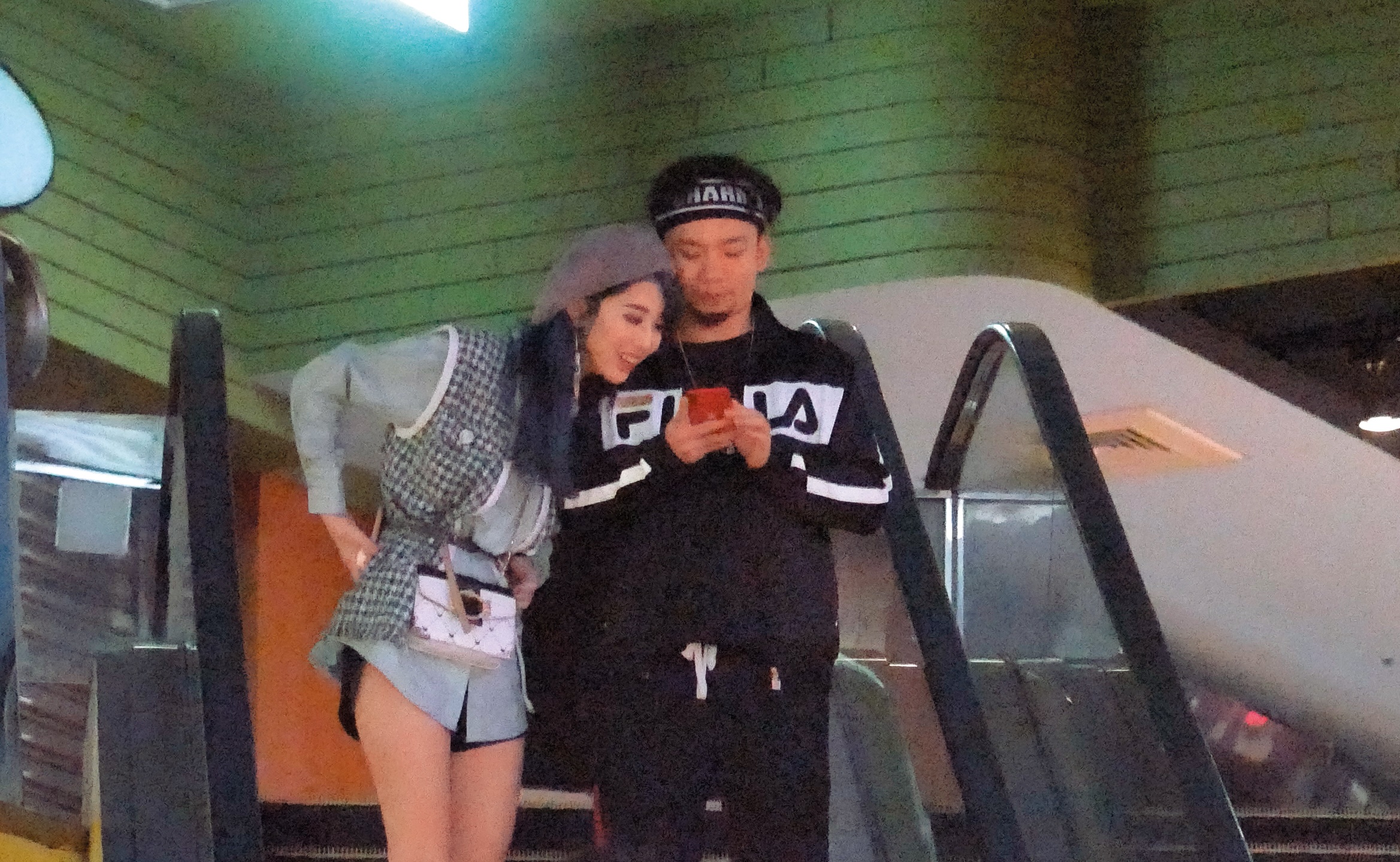 10月30日02：14，看完電影之後，美麗妄娜（左）藉著看手機剛剛上傳的影片，其實整個人都貼到烏鴉身上了。