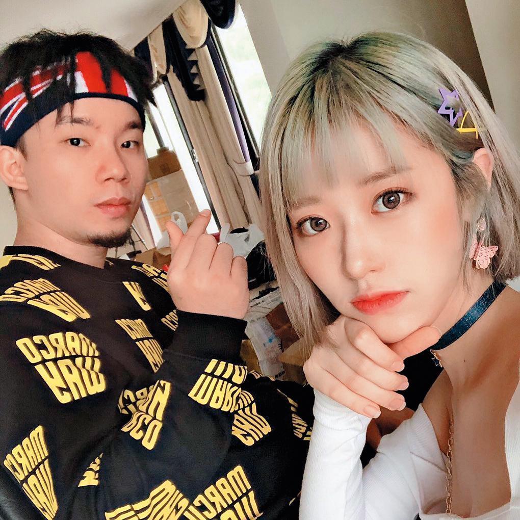 烏鴉（左）創立了網紅經紀公司，旗下藝人就是美麗妄娜。（翻攝自美麗妄娜IG）