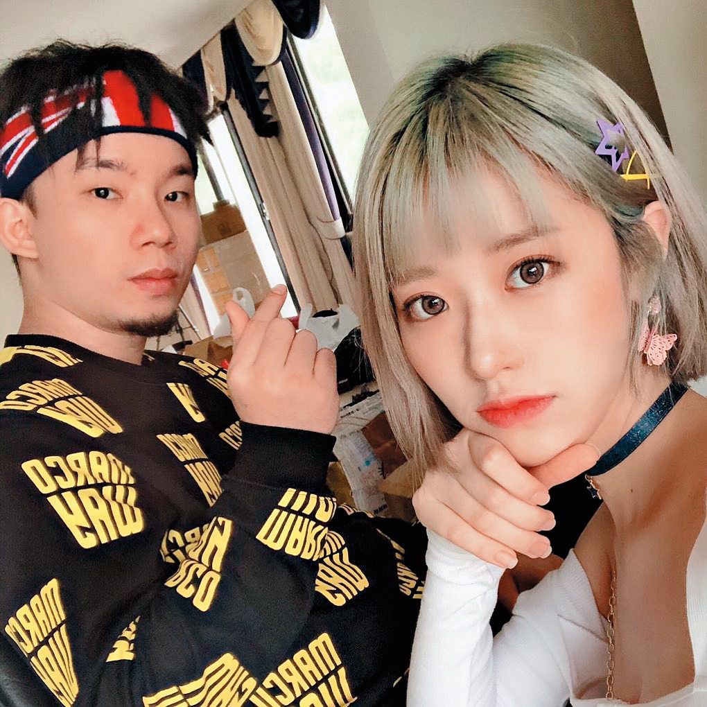 烏鴉（左）創立了網紅經紀公司，旗下藝人就是美麗妄娜。（翻攝自美麗妄娜IG）