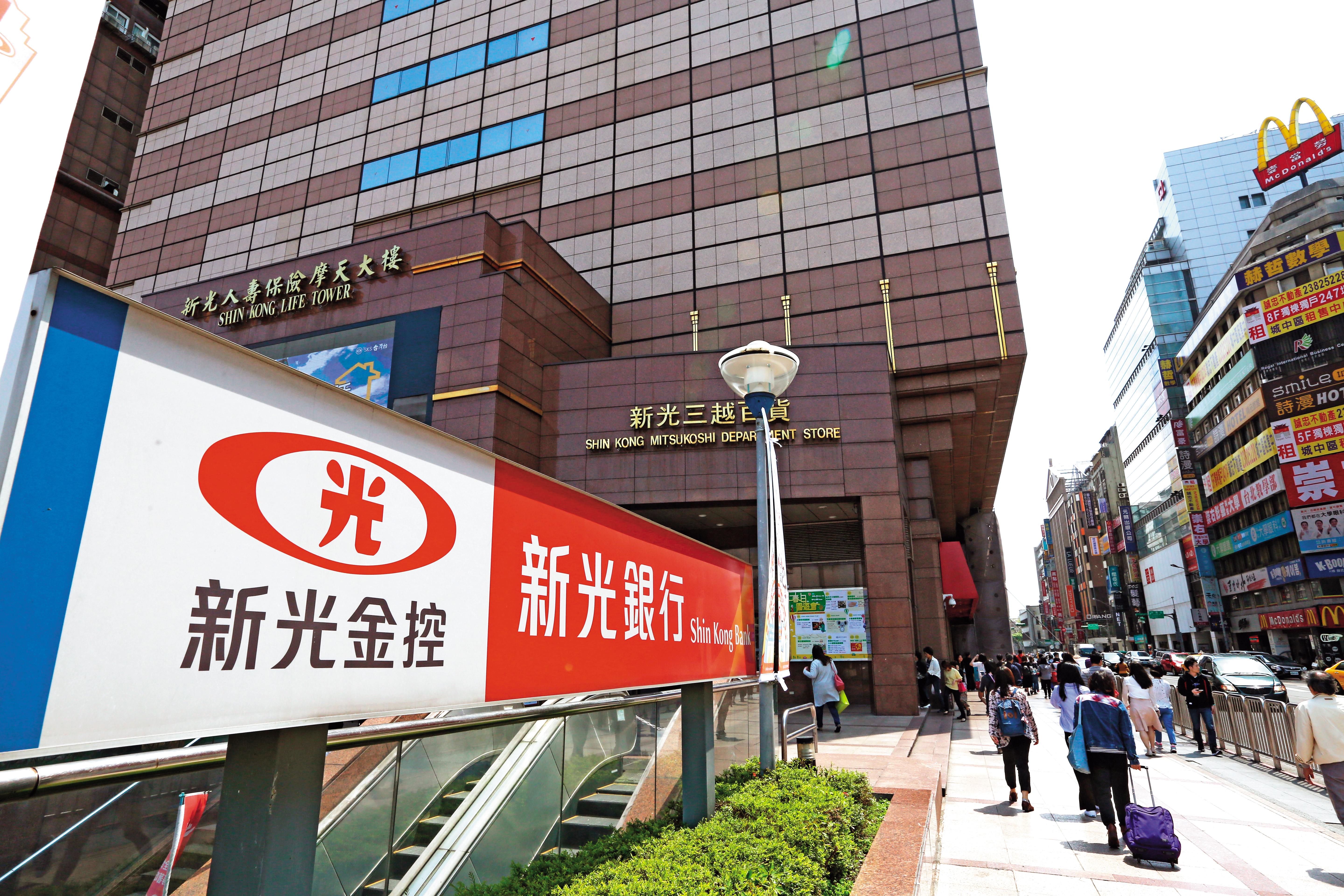 外傳台新金與新光金將在今日各自加開臨時董事會,調高換股比例1股新光金換0.8股台新金,律師指出,此舉恐將引來更多台新金以低價掠奪新光金的質疑。